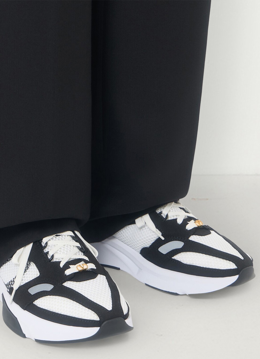 Valentino Garavani Demivee sneaker met suède details - voorkant 3 wit