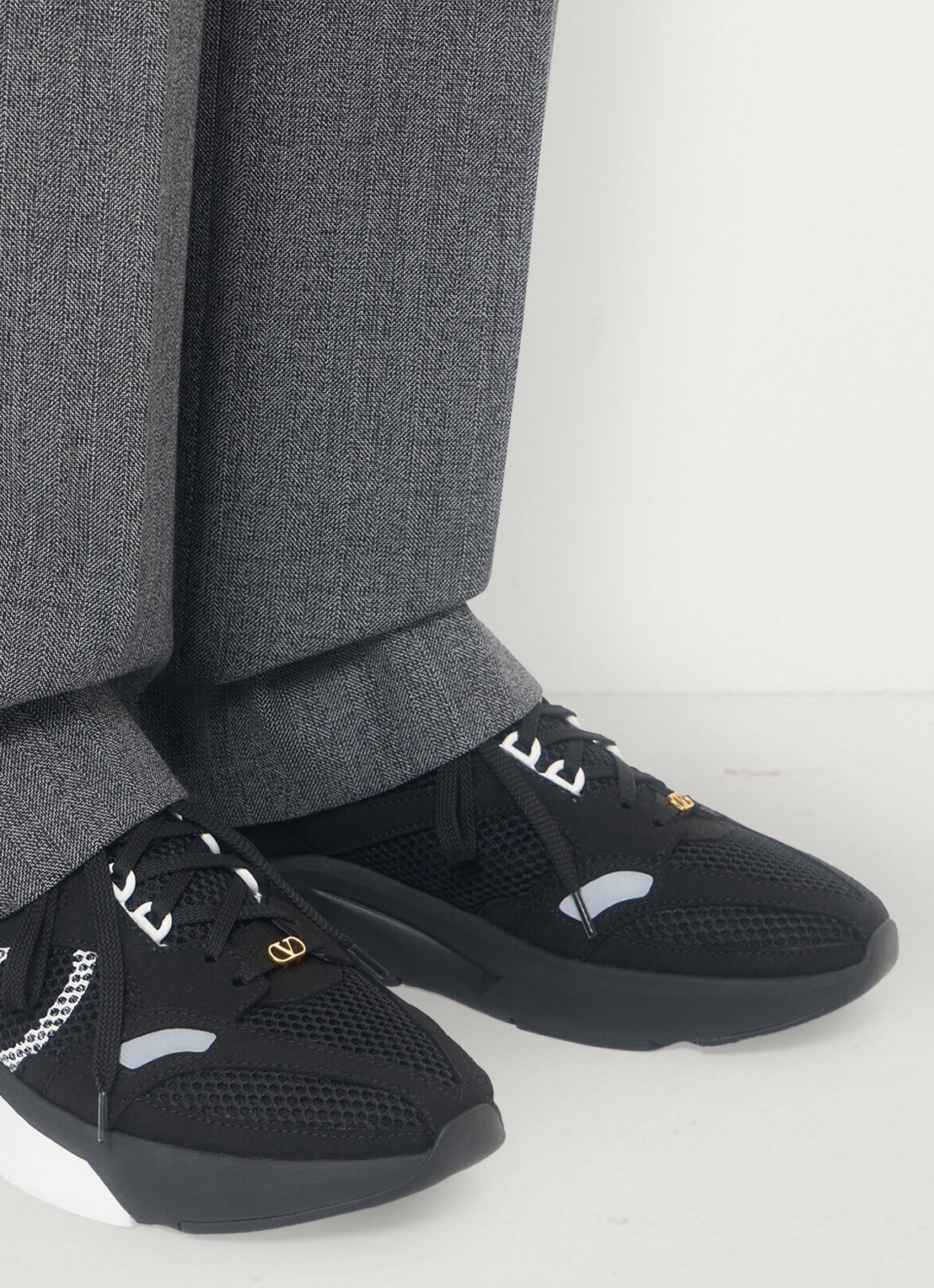 Valentino Garavani Demivee sneaker met suède details - voorkant 7 zwart