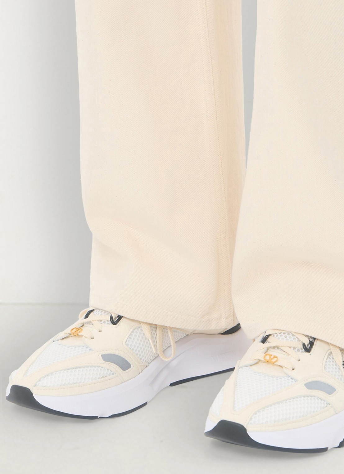 Valentino Garavani Demivee sneaker met suède details - voorkant 3 gebroken wit