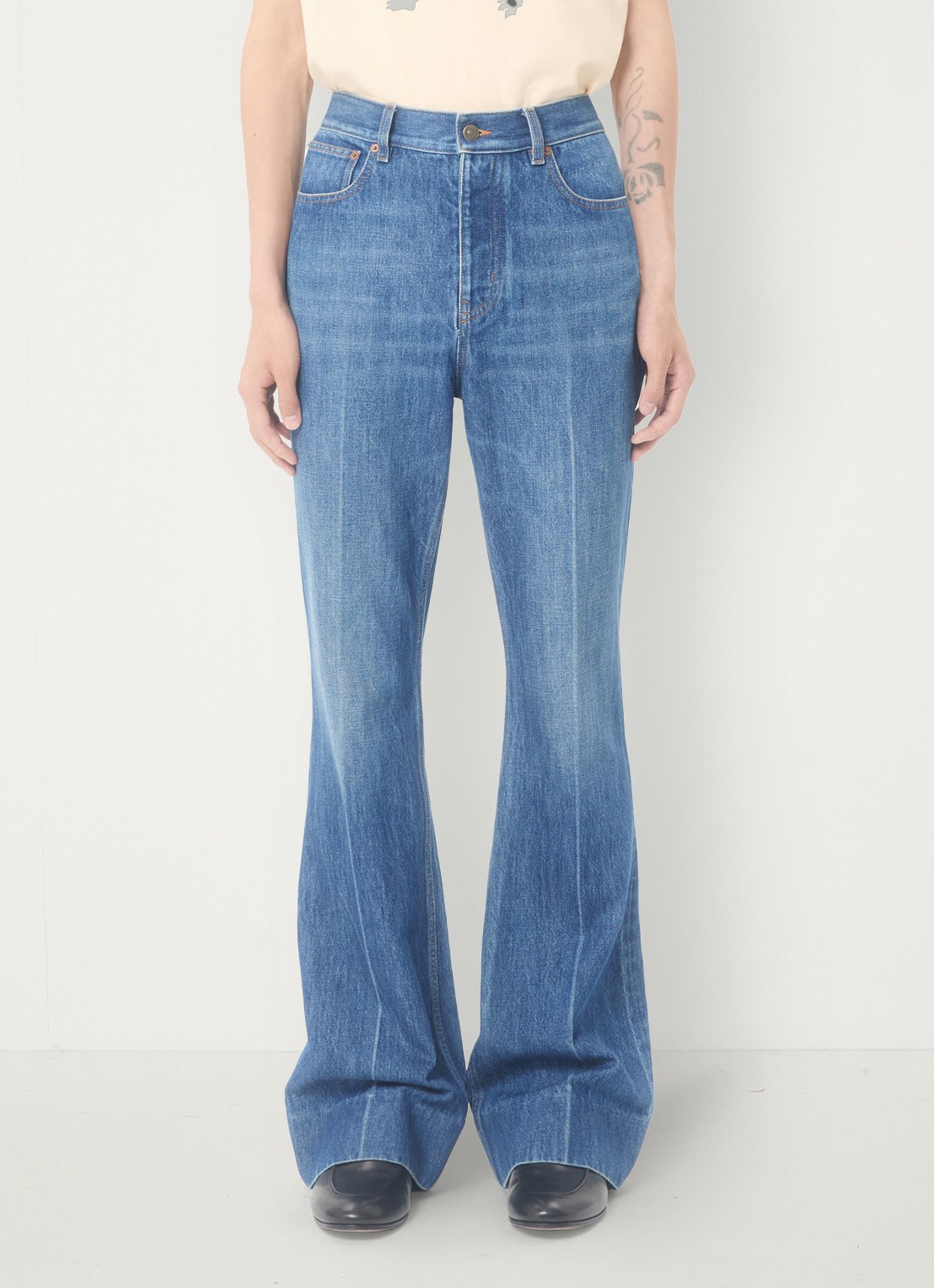 Valentino Garavani Flared jeans met medium wassing - detail 3 indigo
