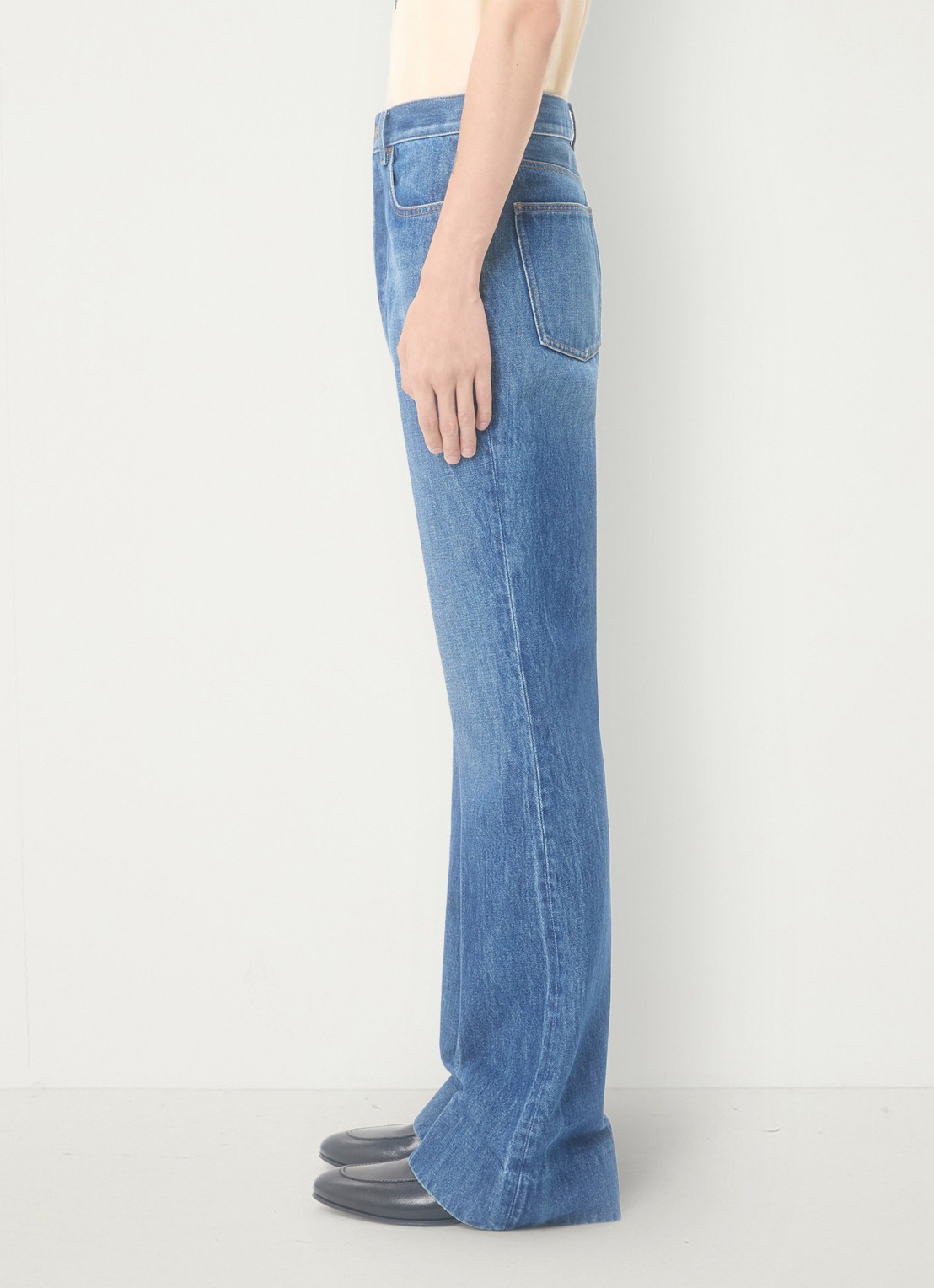 Valentino Garavani Flared jeans met medium wassing - detail 4 indigo