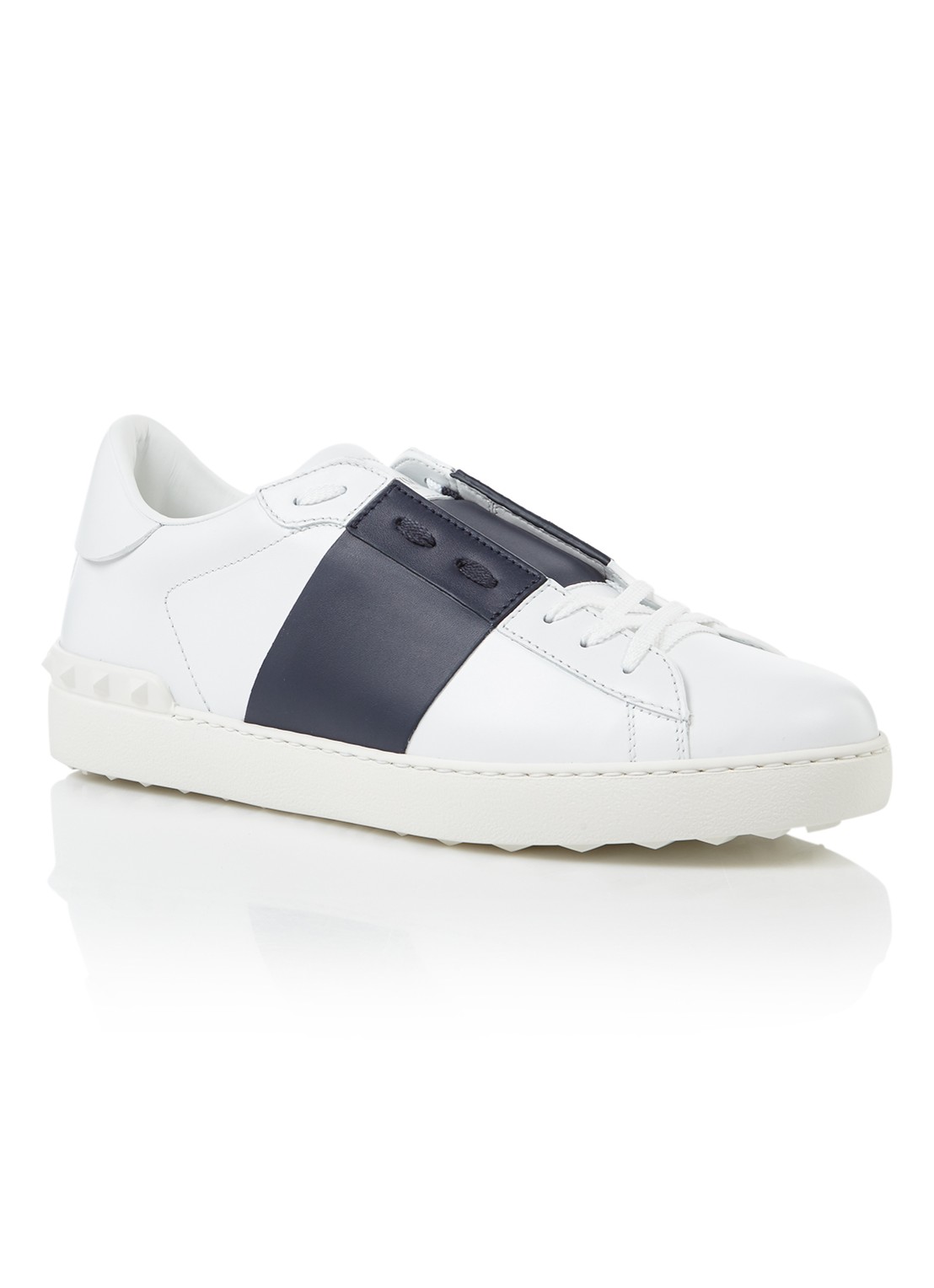Valentino Garavani Open sneaker van kalfsleer met studs - voorkant wit