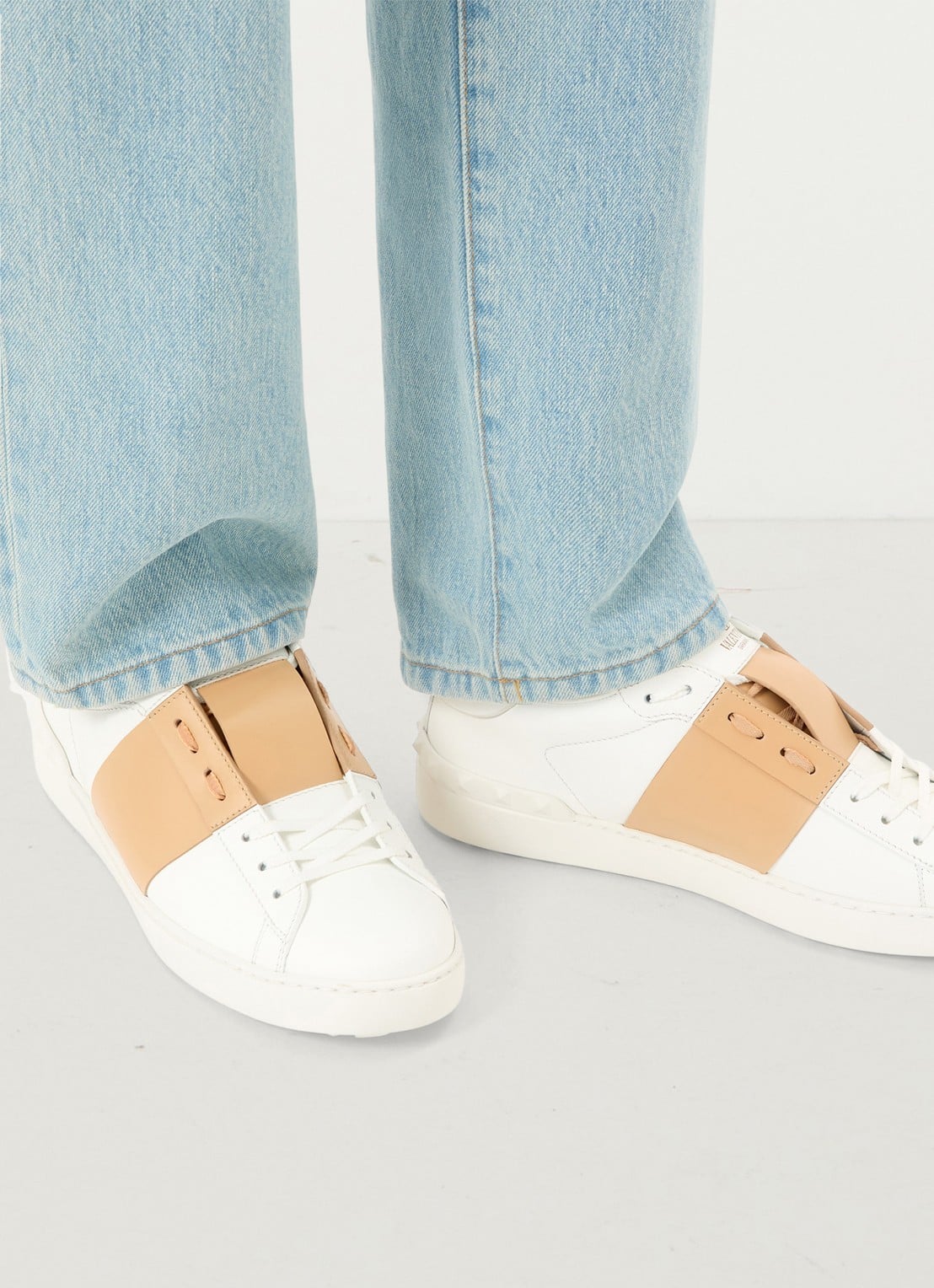 Valentino Garavani Open sneaker van kalfsleer - voorkant 3 beige