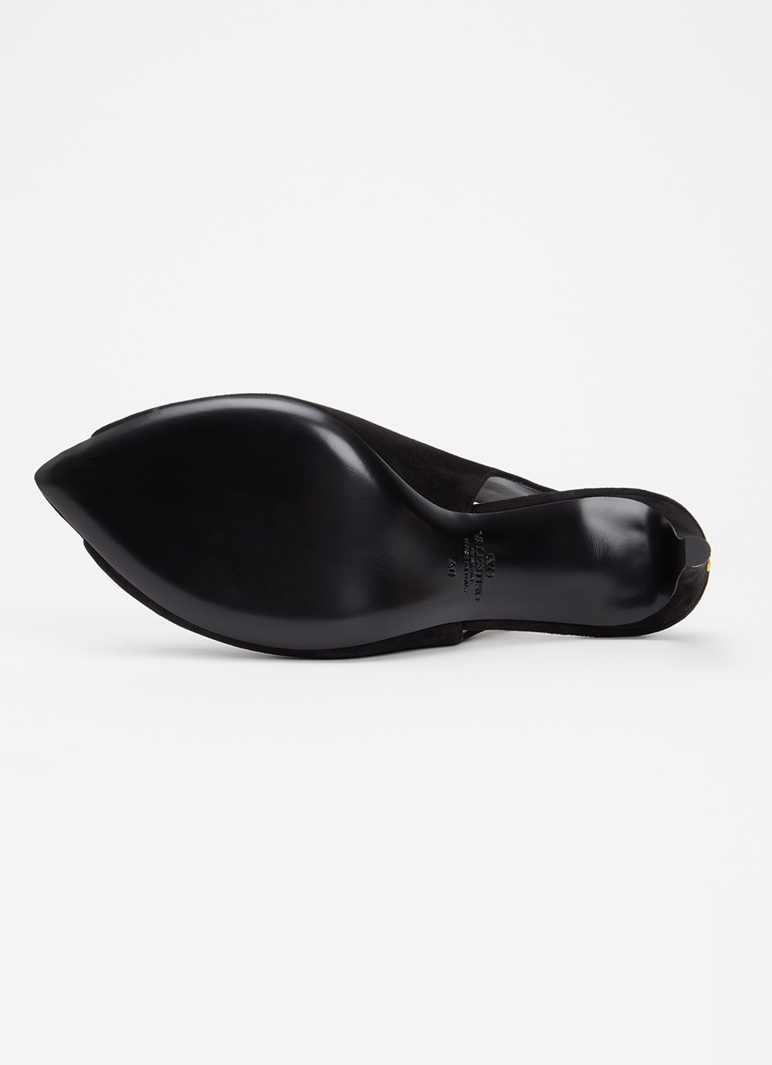 Valentino Garavani Révélé pump van suède - detail 4 zwart