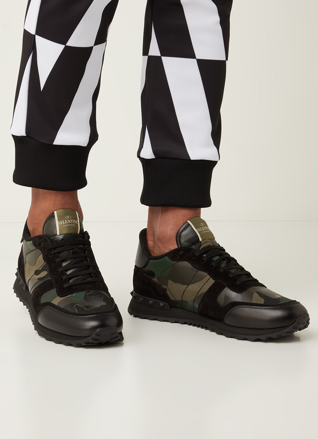 Valentino Garavani Rockrunner sneaker van leer met suède details - voorkant 7 legergroen