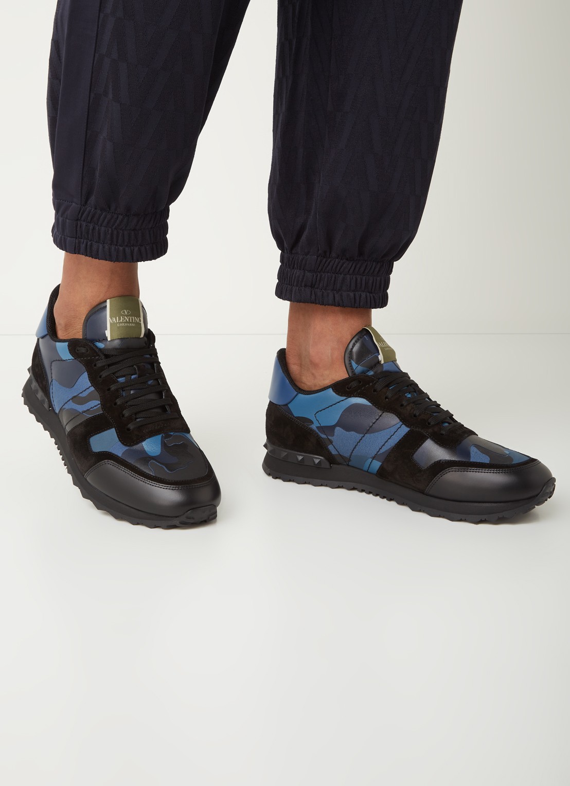 Valentino Garavani Rockrunner sneaker van leer met suède details - voorkant 2 blauw