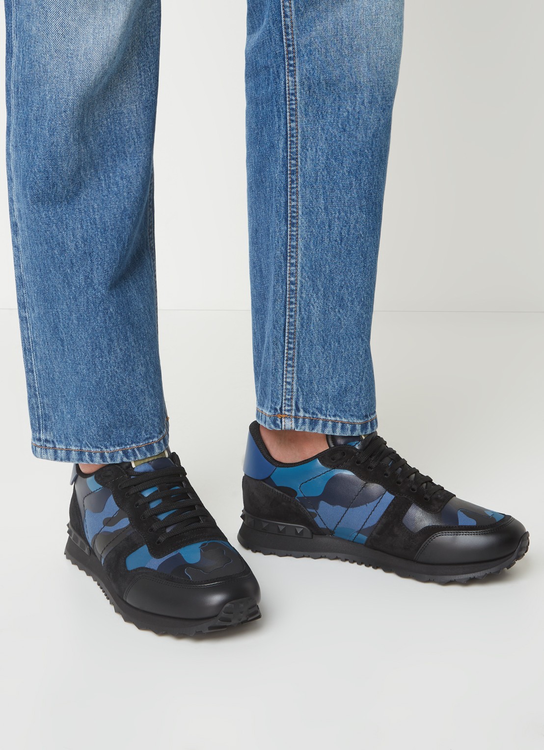 Valentino Garavani Rockrunner sneaker van leer met suède details - voorkant 7 blauw