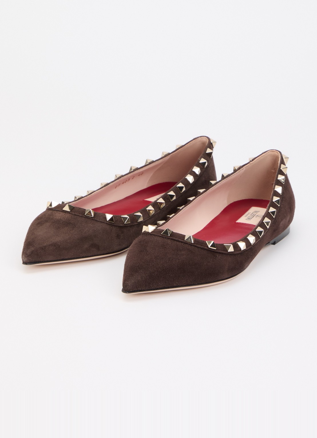 Valentino Garavani Rockstud ballerina van suède met studs - detail donkerbruin