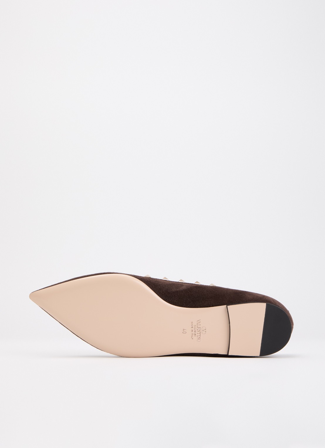 Valentino Garavani Rockstud ballerina van suède met studs - detail 3 donkerbruin