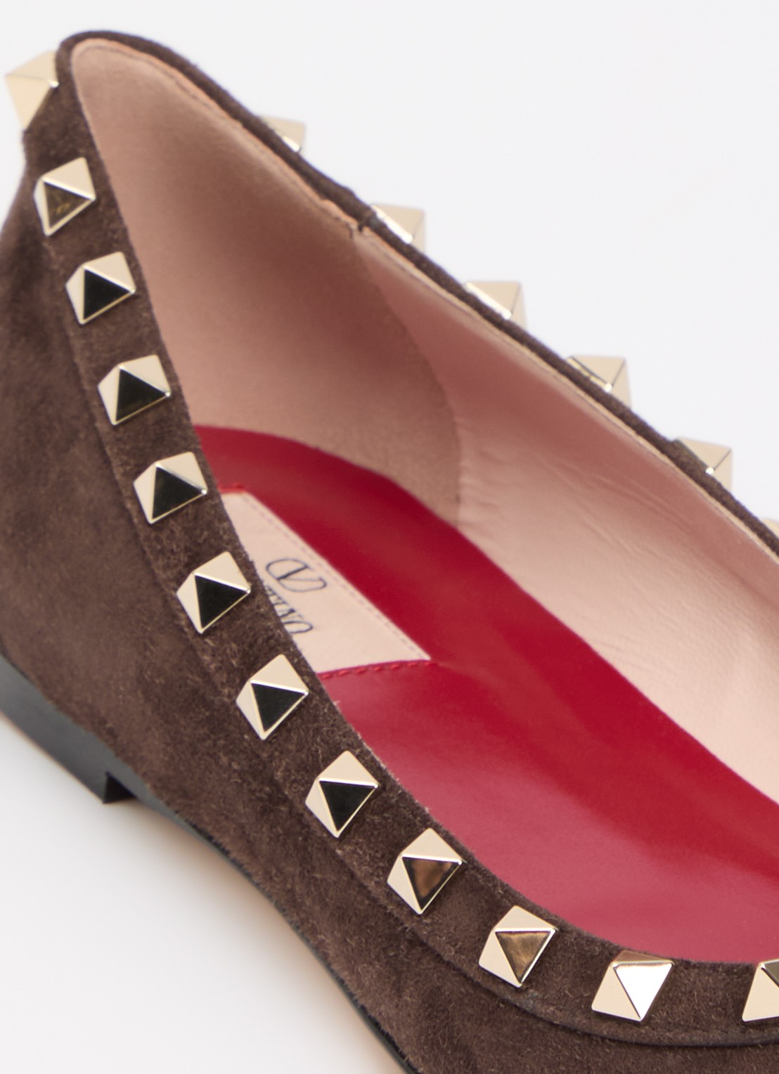 Valentino Garavani Rockstud ballerina van suède met studs - detail 4 donkerbruin
