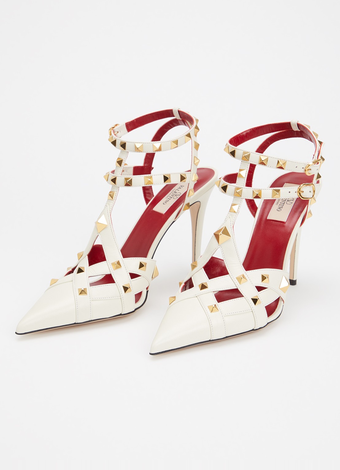 Valentino Garavani Rockstud pump van geitenleer met studs - detail ivoor