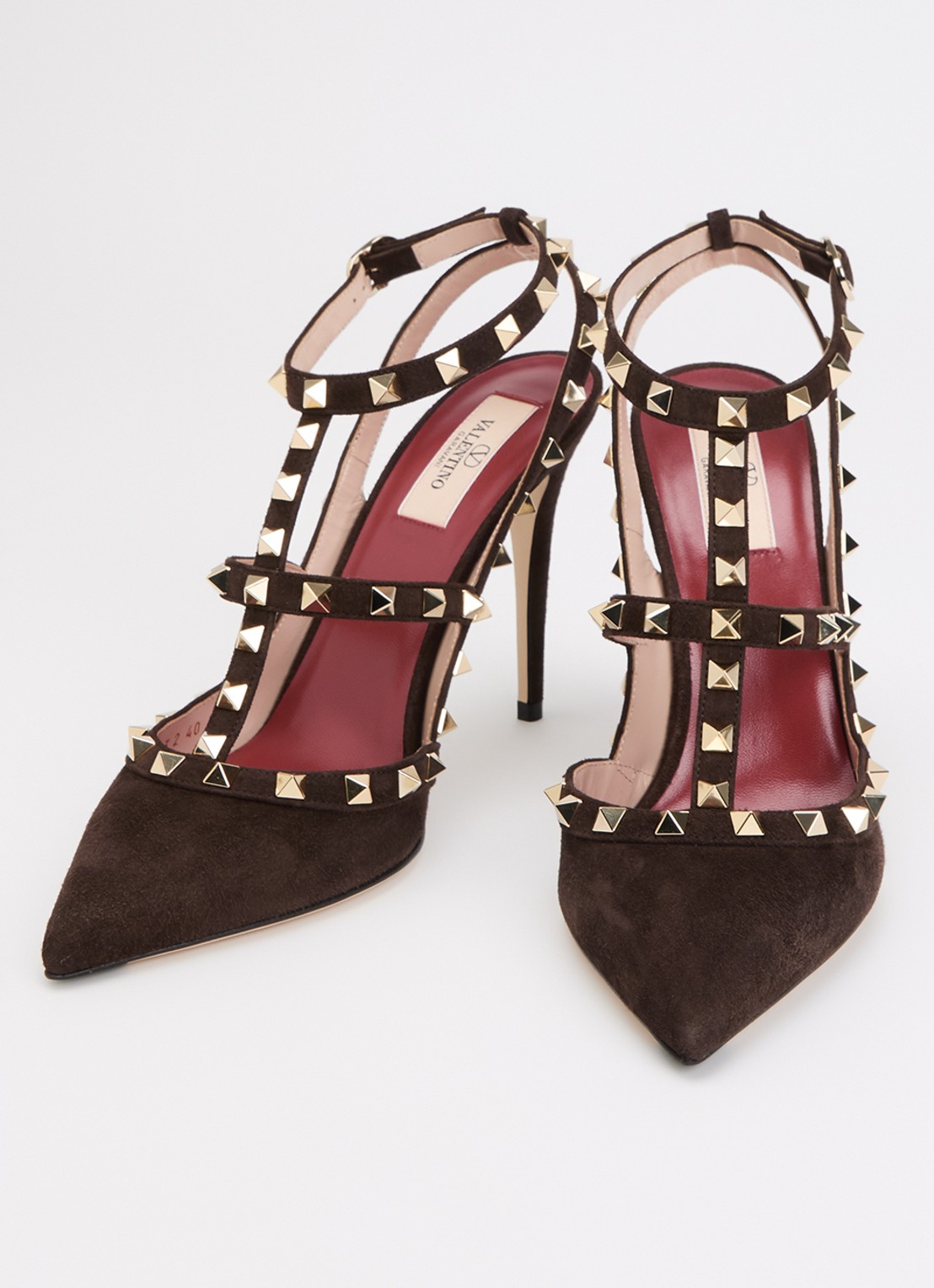 Valentino Garavani Rockstud pump van suède met studs - detail donkerbruin