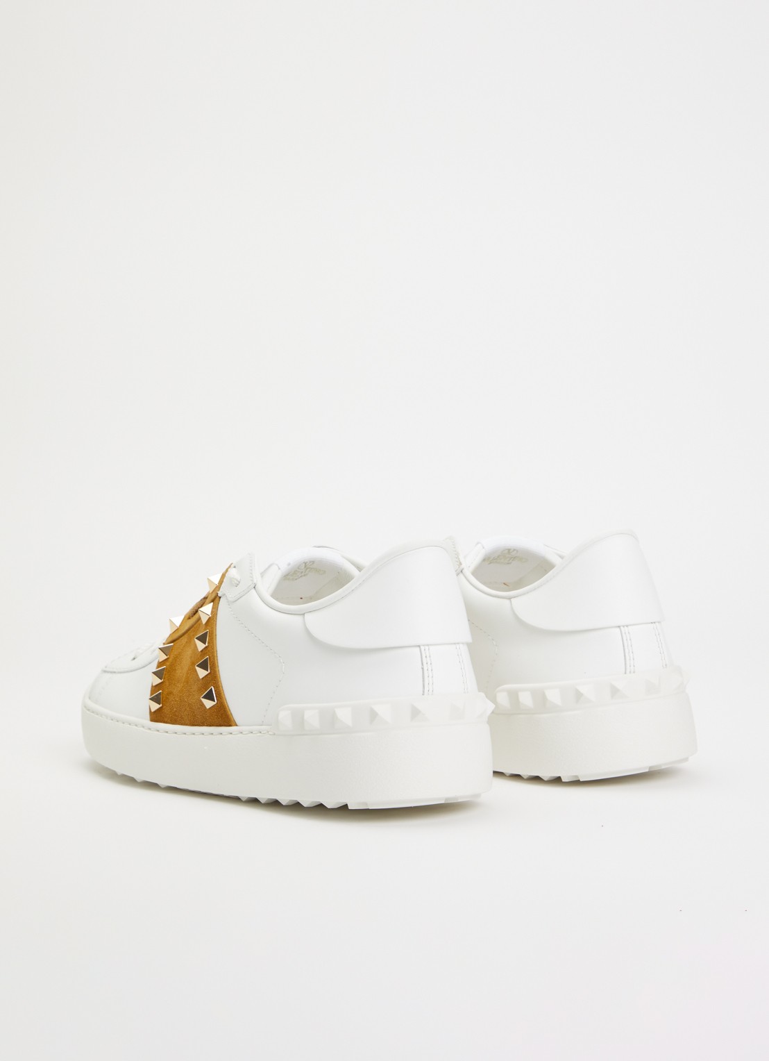 Valentino Garavani Rockstud sneaker van kalfsleer met suède details - achterkant 5 cognac