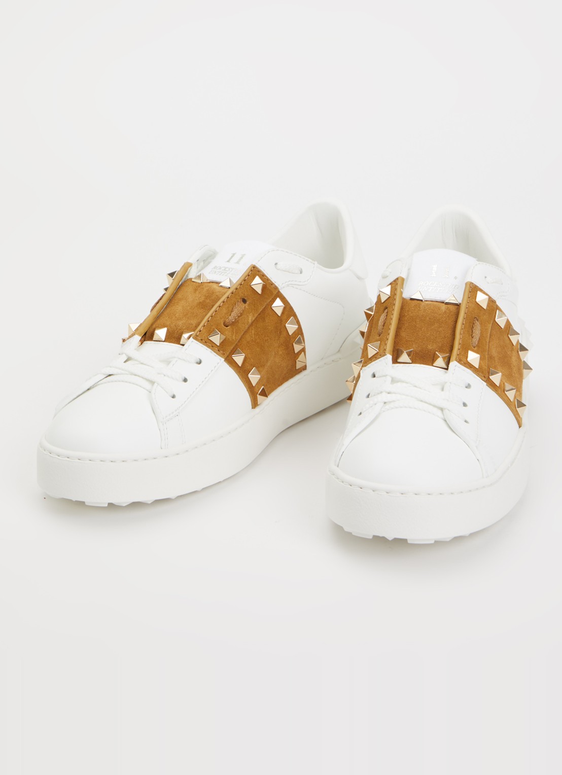 Valentino Garavani Rockstud sneaker van kalfsleer met suède details - detail cognac