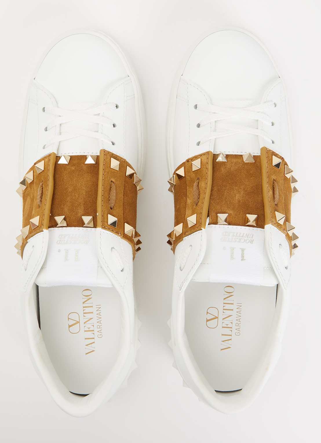 Valentino Garavani Rockstud sneaker van kalfsleer met suède details - detail 2 cognac