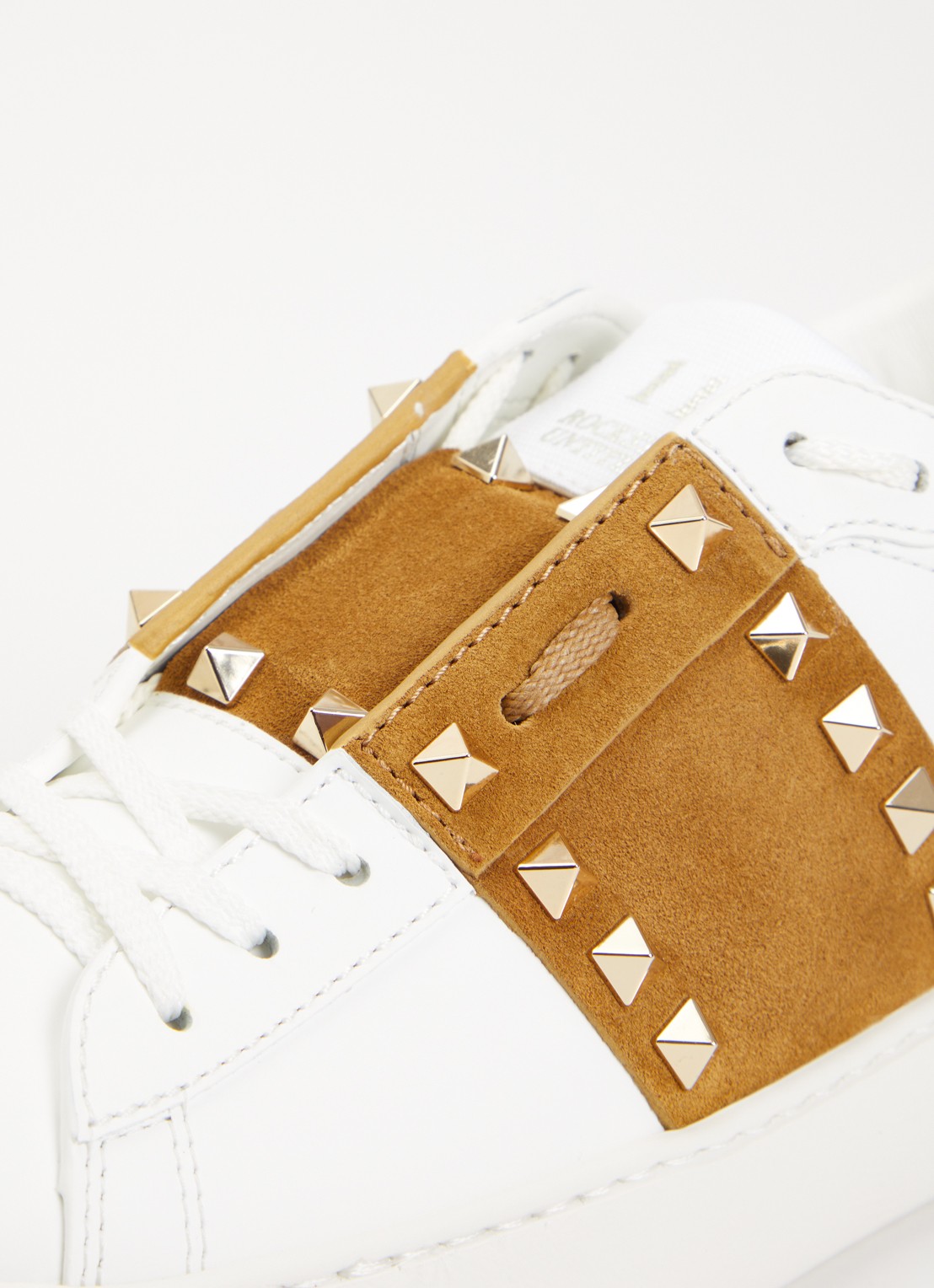 Valentino Garavani Rockstud sneaker van kalfsleer met suède details - detail 4 cognac