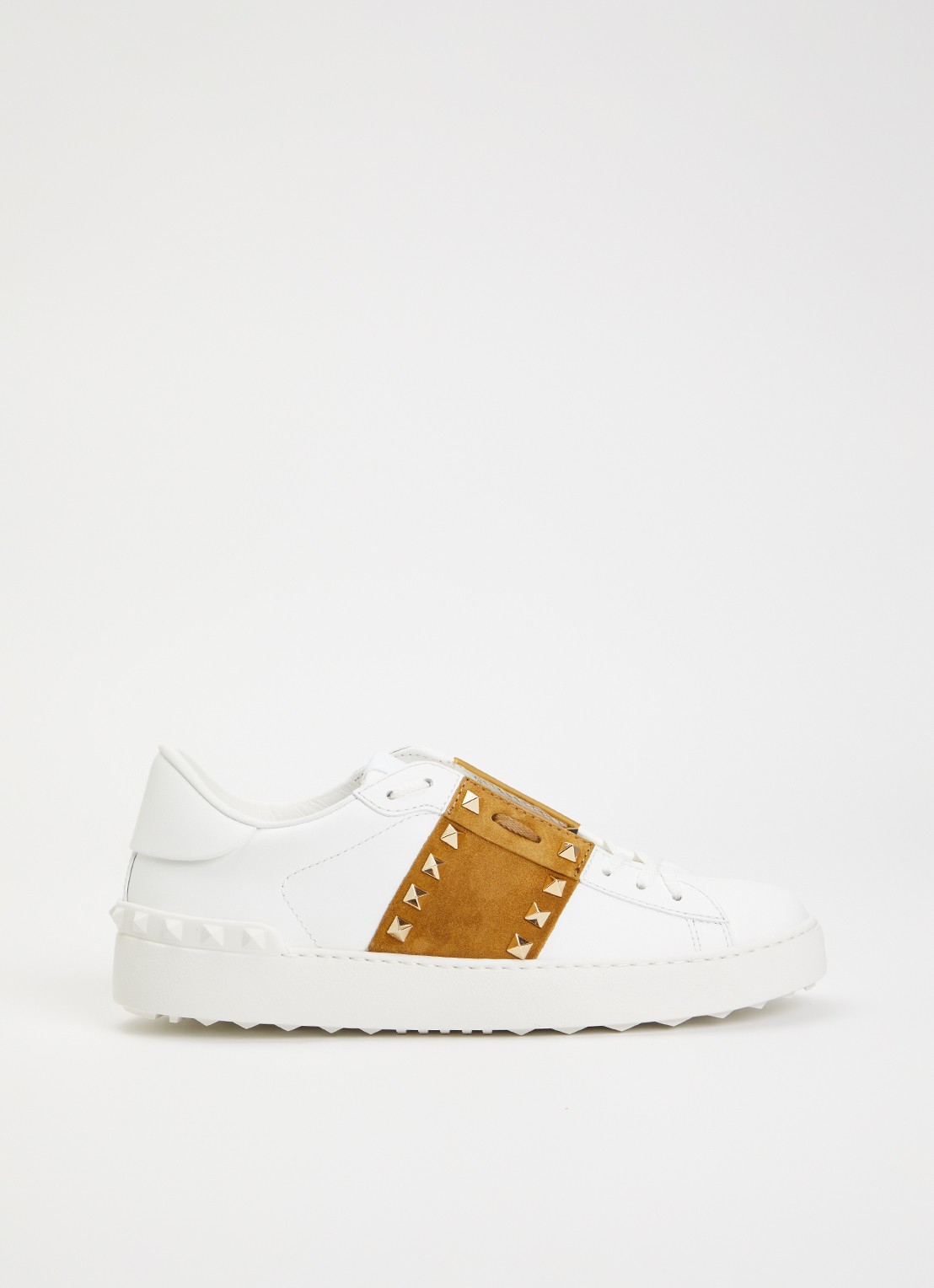 Valentino Garavani Rockstud sneaker van kalfsleer met suède details - voorkant 6 cognac