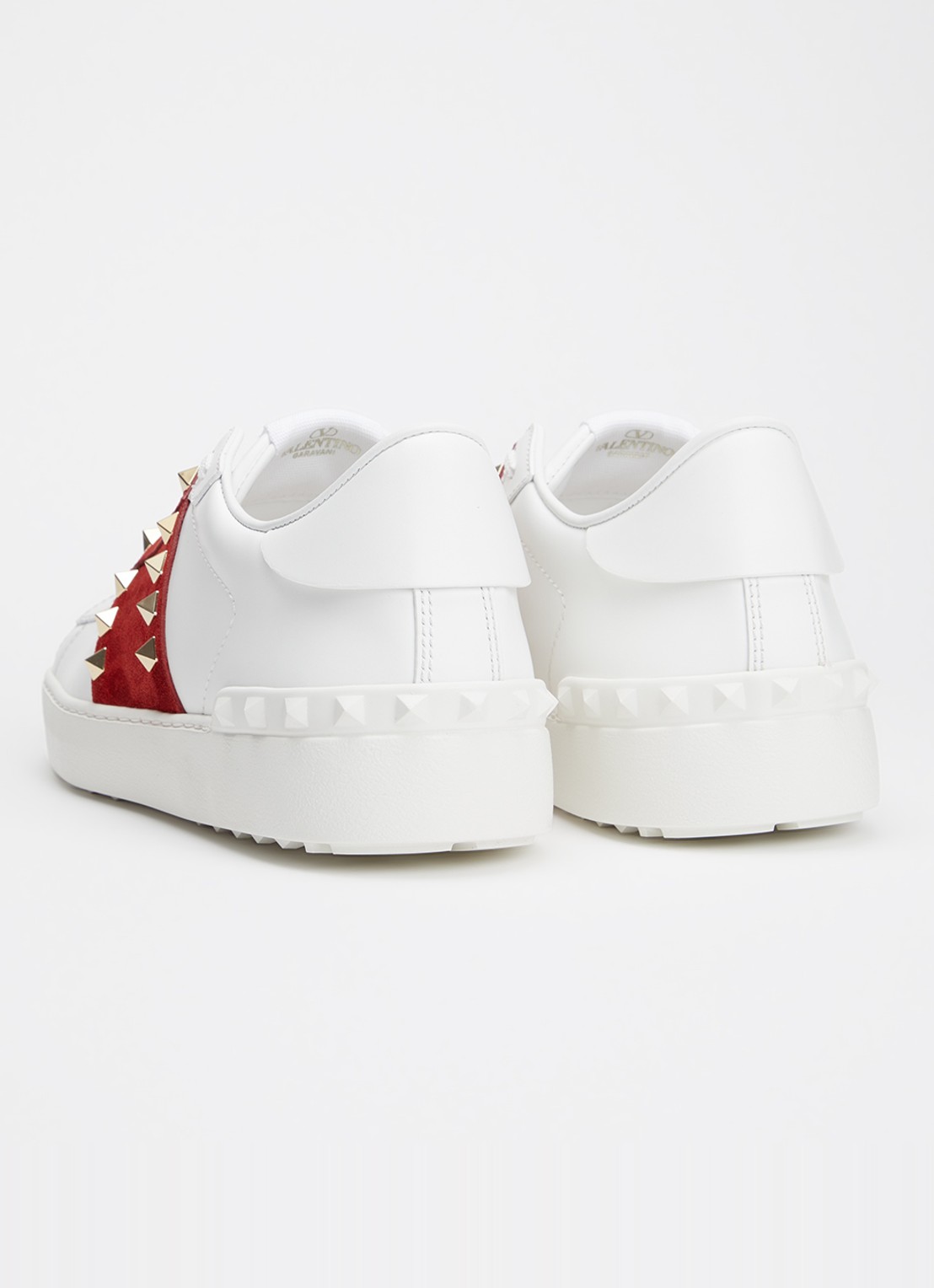 Valentino Garavani Rockstud sneaker van kalfsleer met suède details - achterkant 5 donkerrood