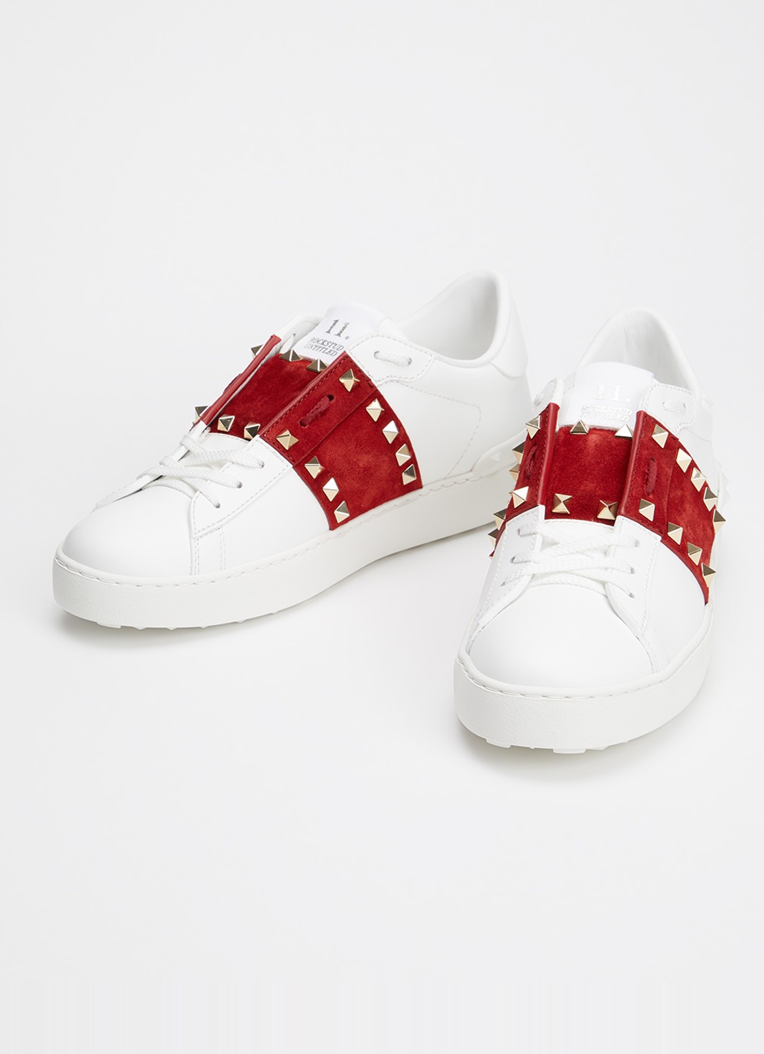 Valentino Garavani Rockstud sneaker van kalfsleer met suède details - detail donkerrood