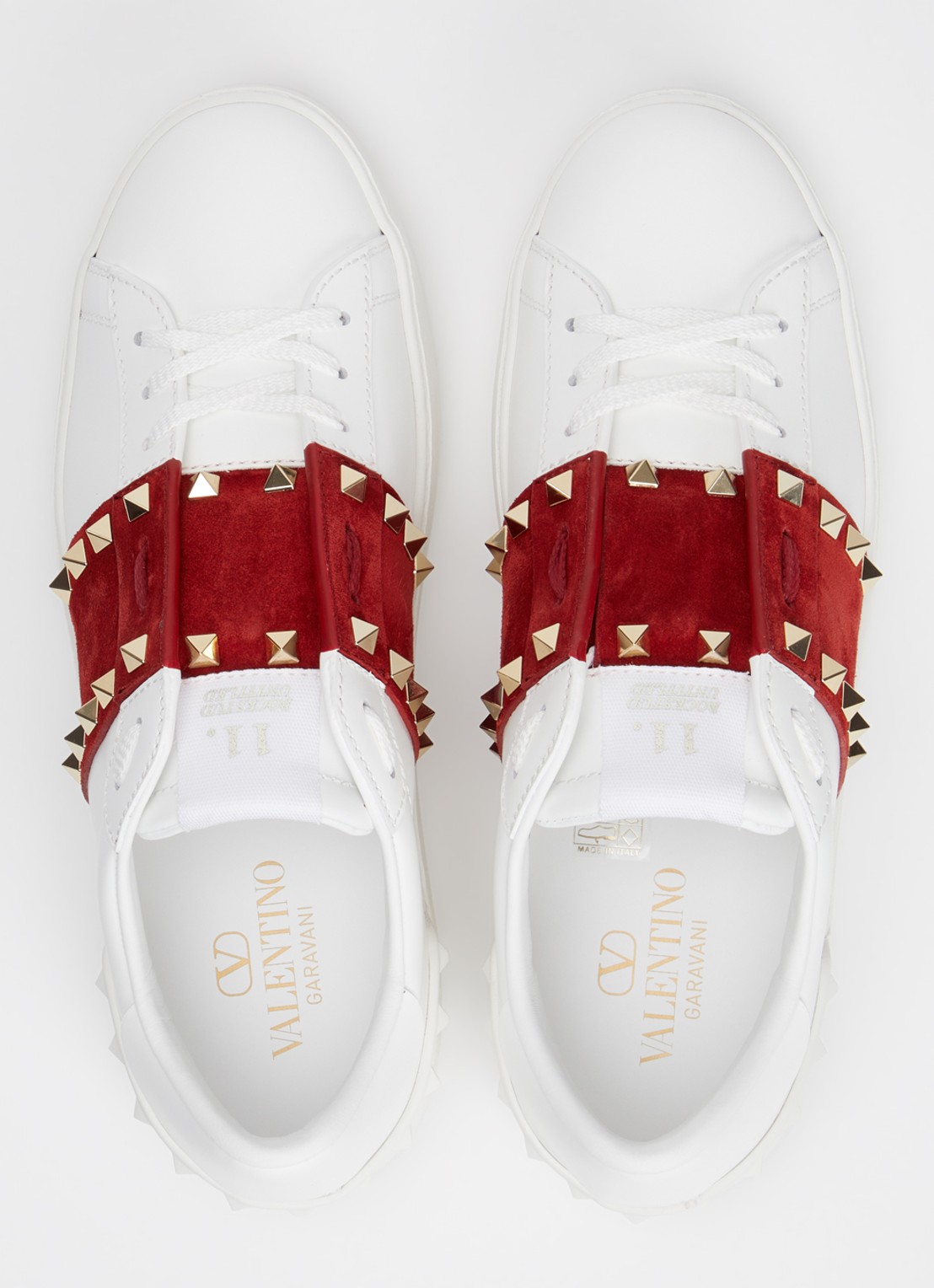 Valentino Garavani Rockstud sneaker van kalfsleer met suède details - detail 2 donkerrood