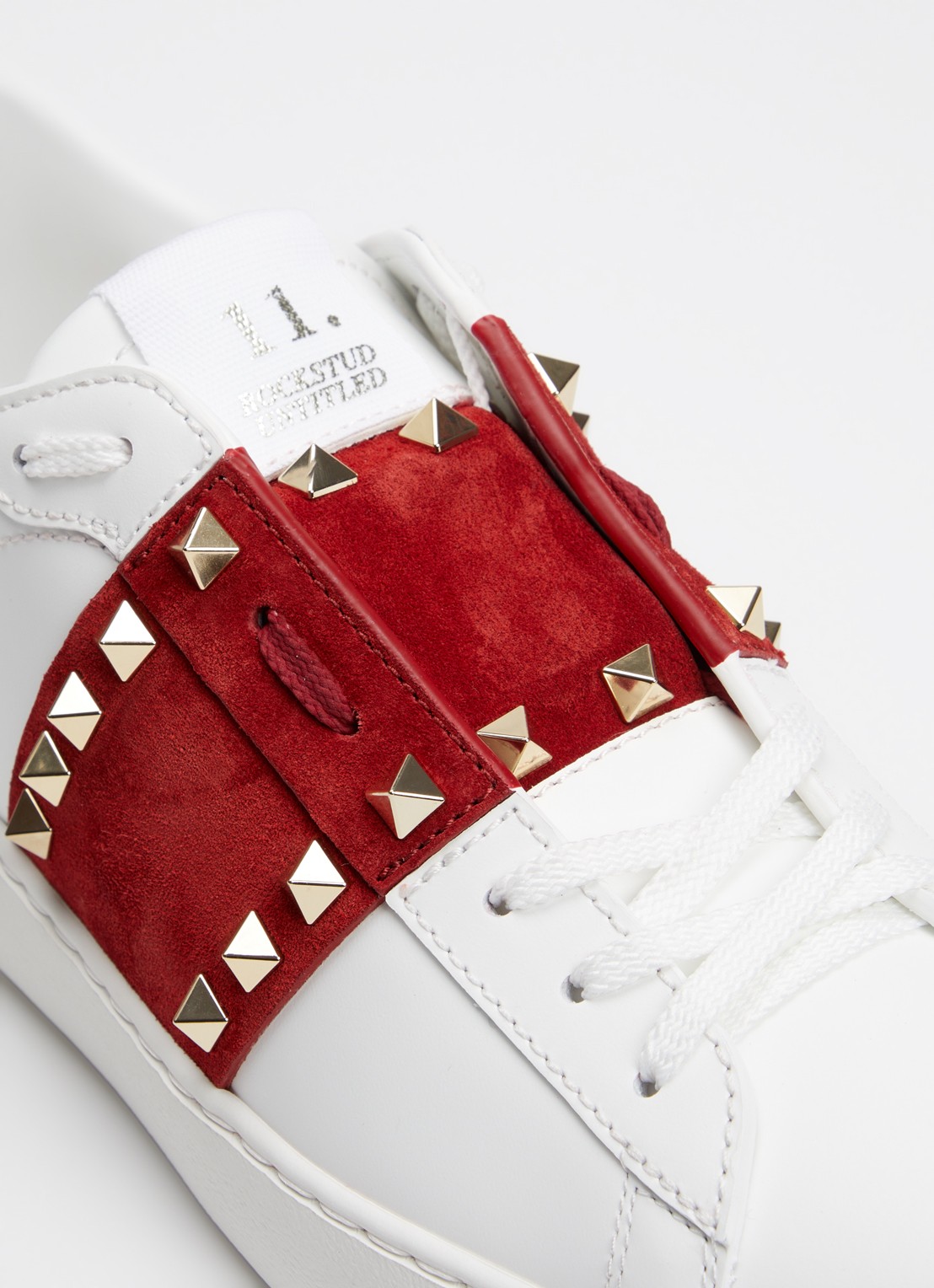 Valentino Garavani Rockstud sneaker van kalfsleer met suède details - detail 4 donkerrood