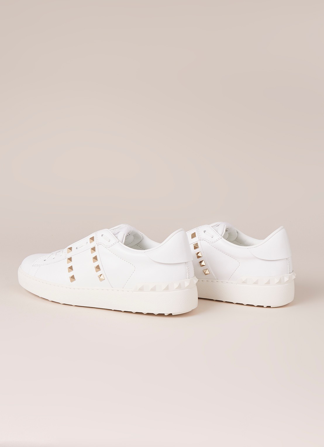 Valentino Garavani Rockstud Untitled sneaker van kalfsleer met studs - detail wit
