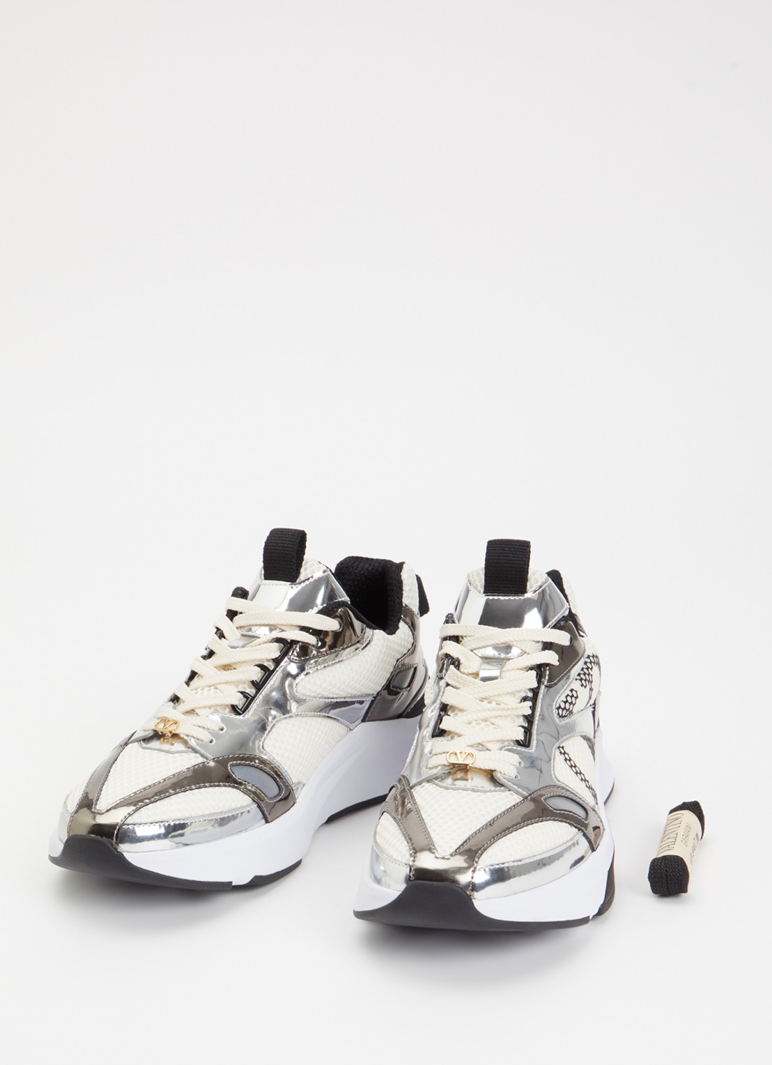 Valentino Garavani Sneaker van mesh met metallic details - detail ivoor