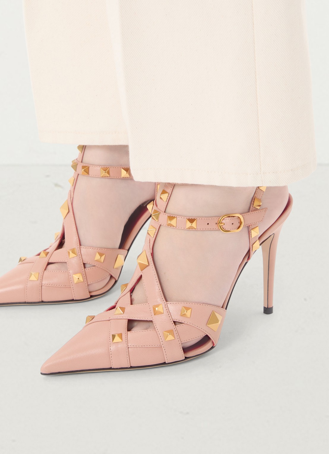 Valentino Garavani Studdy sandalette van geitenleer met studs - voorkant 3 oudroze
