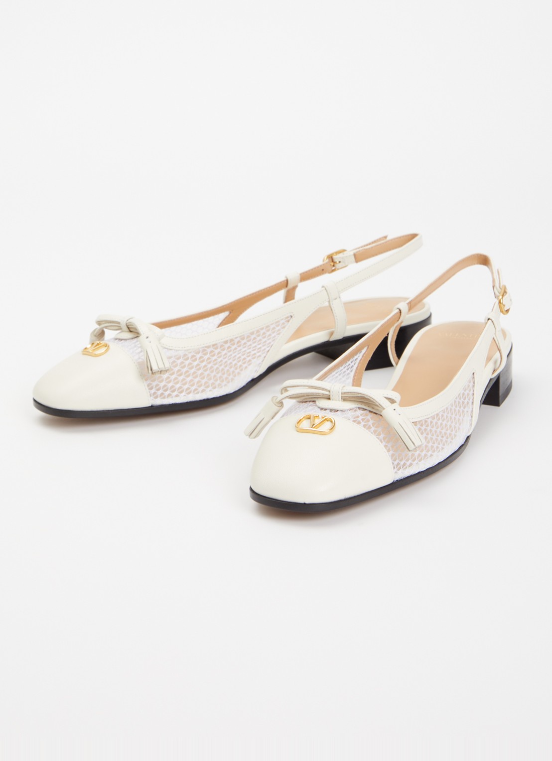 Valentino Garavani Valet Du Roi slingback van geitenleer met mesh details - detail gebroken wit