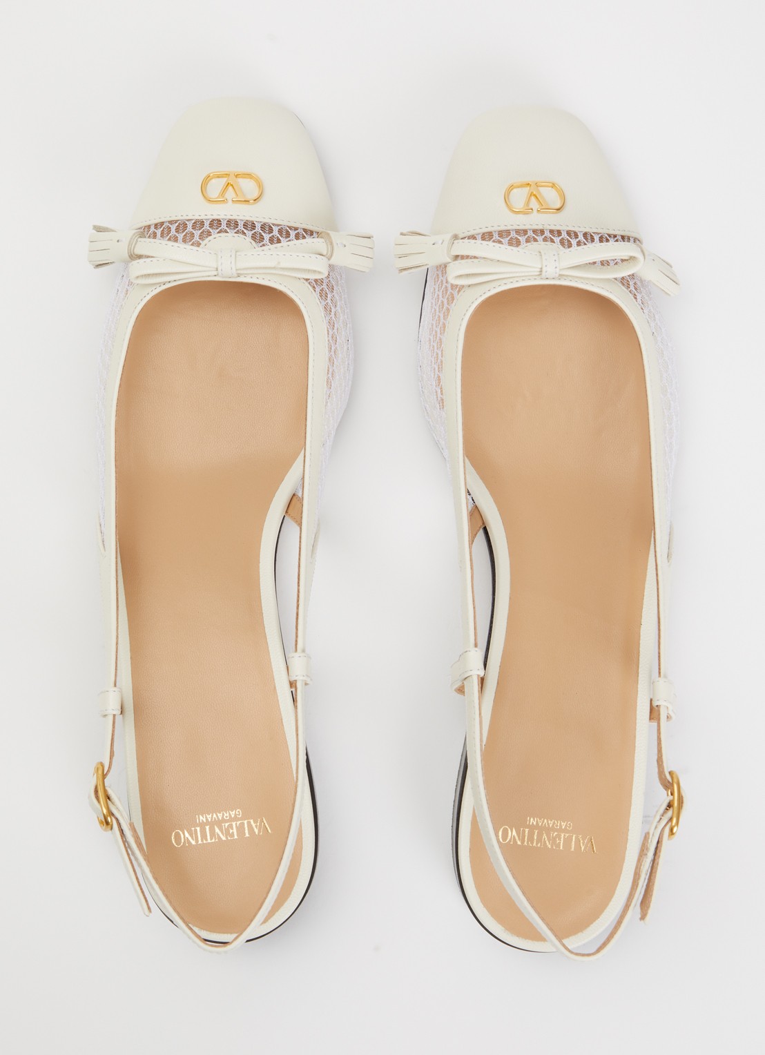 Valentino Garavani Valet Du Roi slingback van geitenleer met mesh details - detail 2 gebroken wit