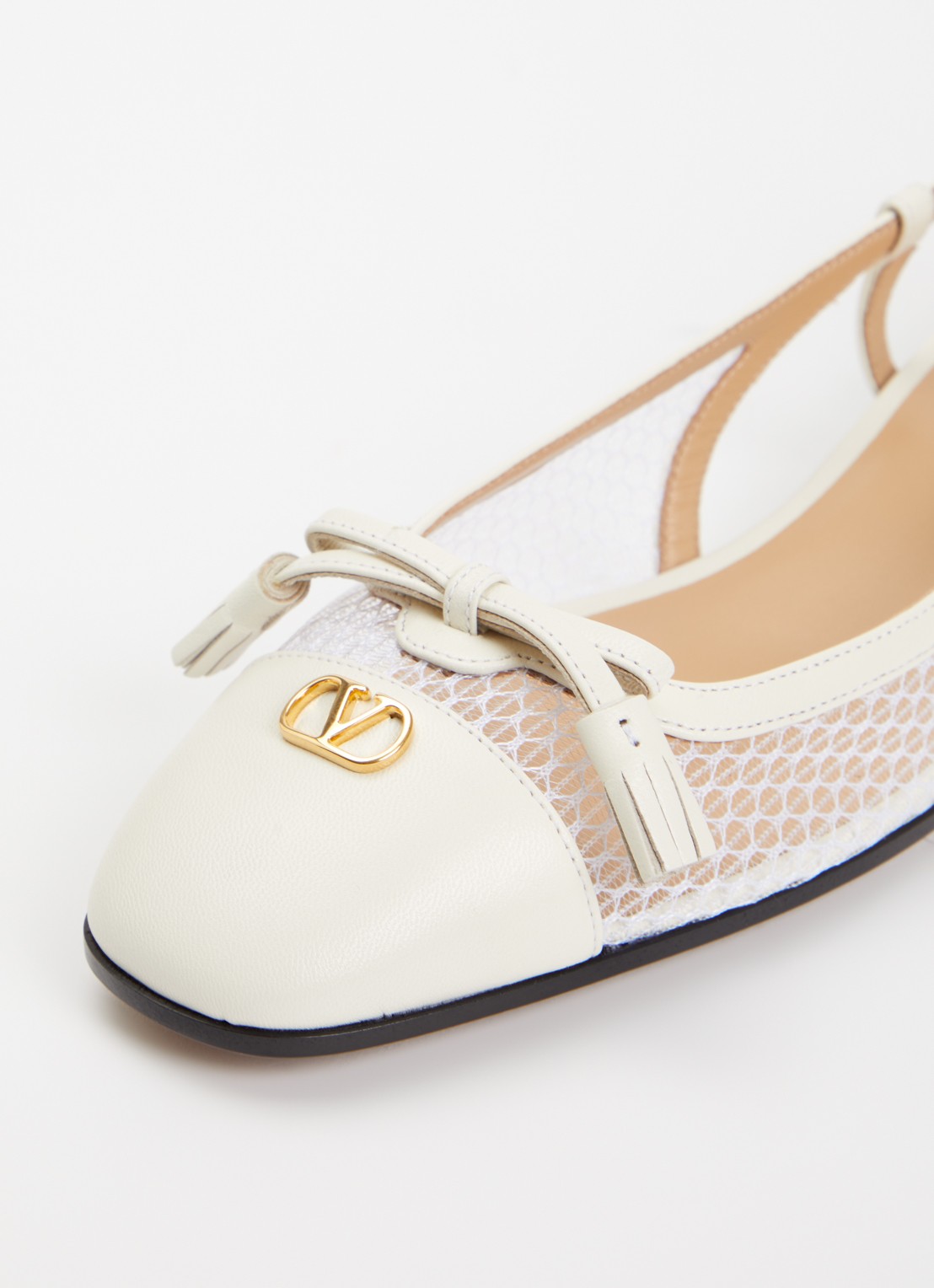 Valentino Garavani Valet Du Roi slingback van geitenleer met mesh details - detail 4 gebroken wit