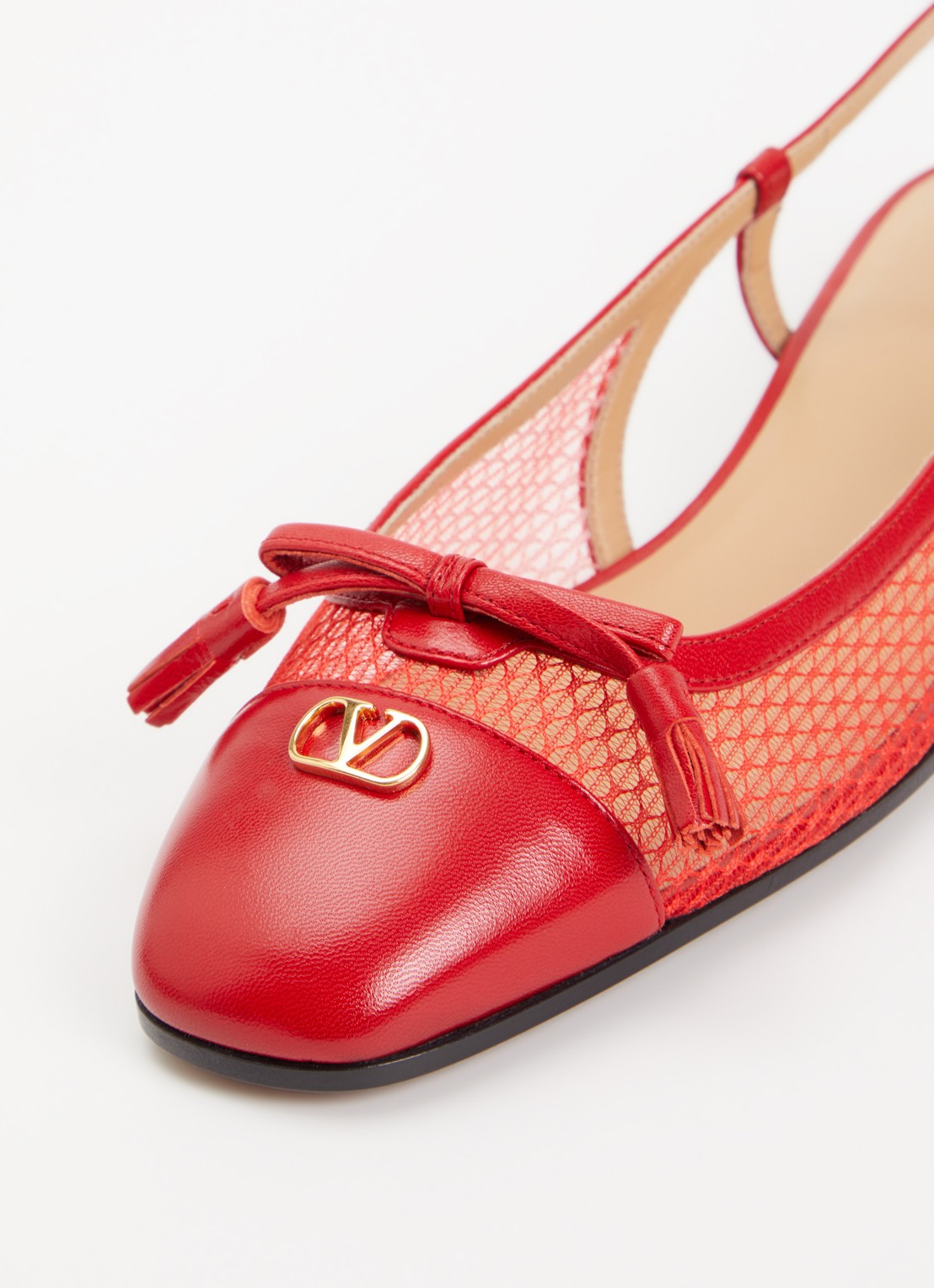 Valentino Garavani Valet Du Roi slingback van geitenleer met mesh details - detail 4 rood