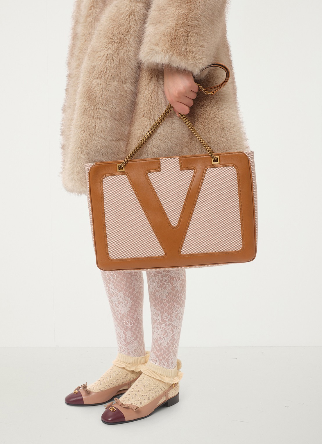 Valentino Garavani Viva Superstar Medium schoudertas van canvas met lamsleren details - detail 8 camel