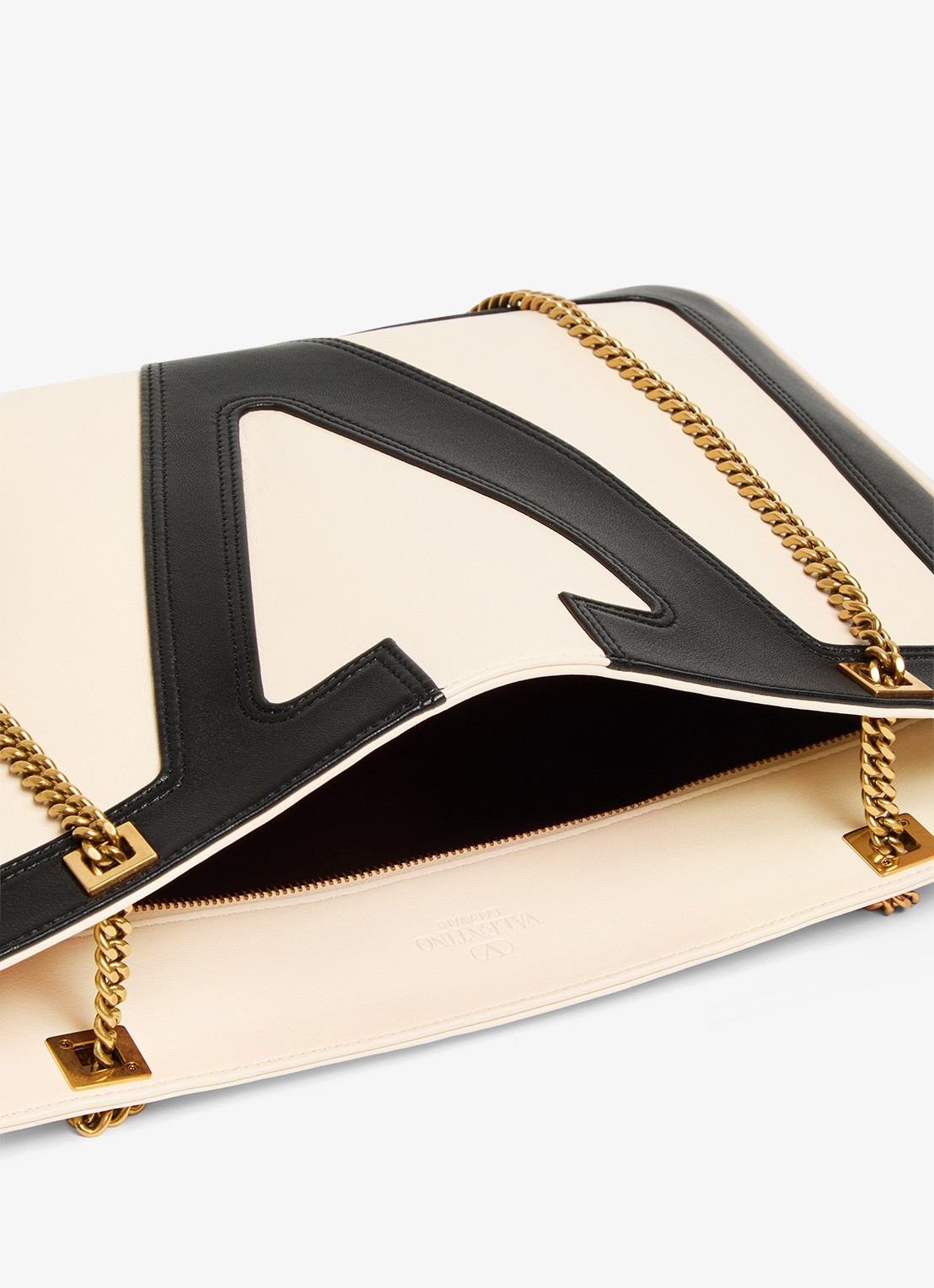 Valentino Garavani Viva Superstar Medium schoudertas van lamsleer - detail 4 gebroken wit