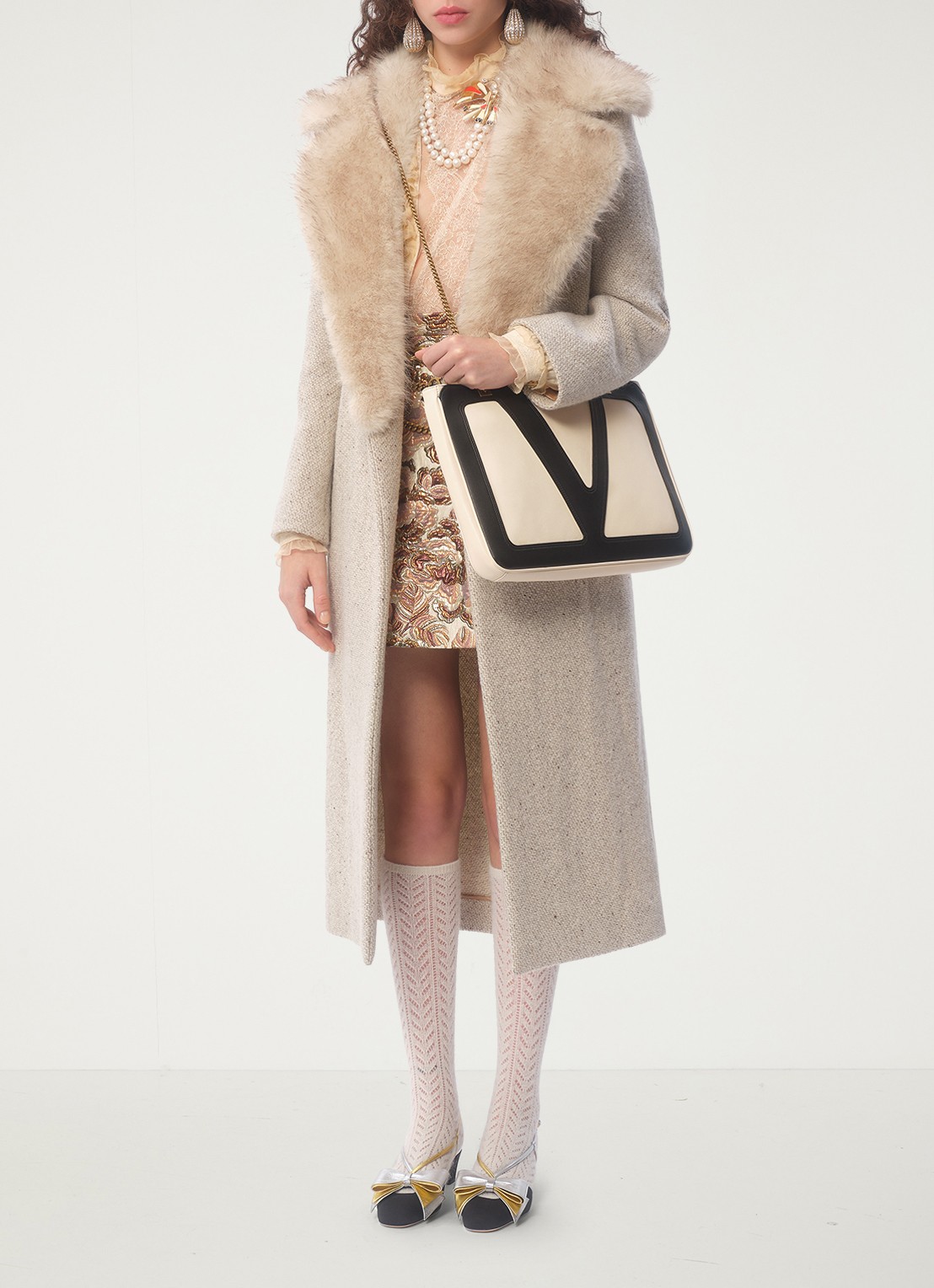 Valentino Garavani Viva Superstar Medium schoudertas van lamsleer - detail 6 gebroken wit