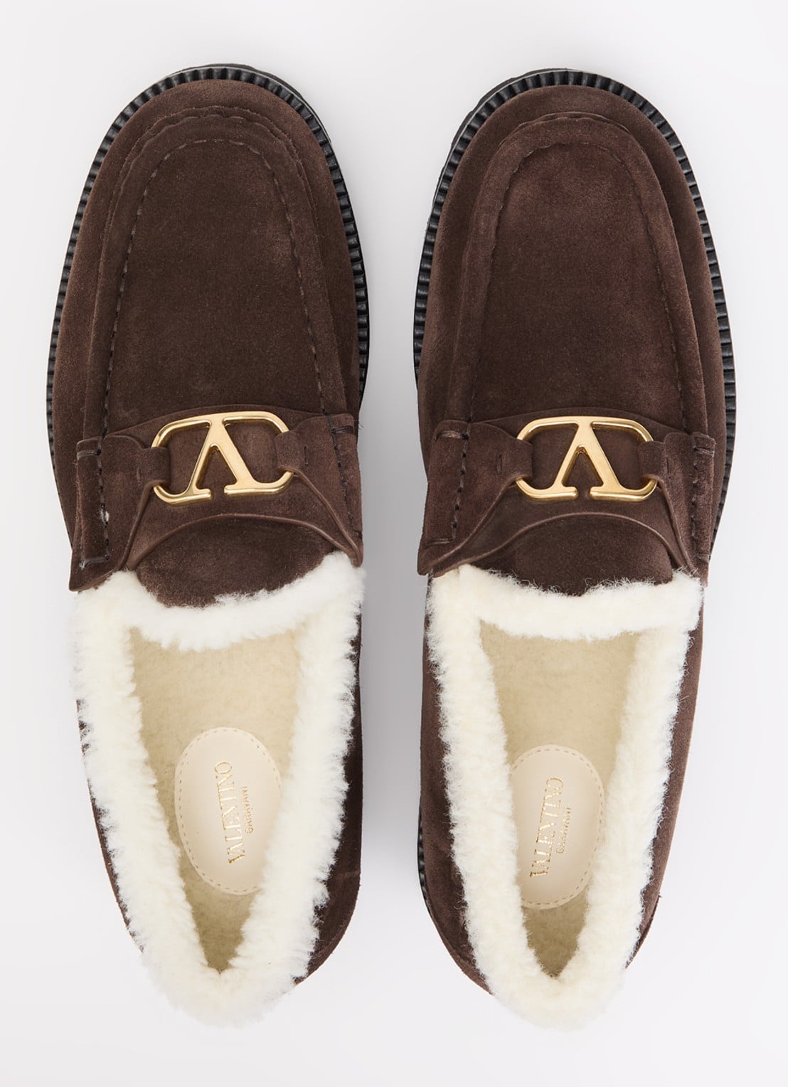 Valentino Garavani VLogo loafer van suède met schapenvacht - detail 3 donkerbruin