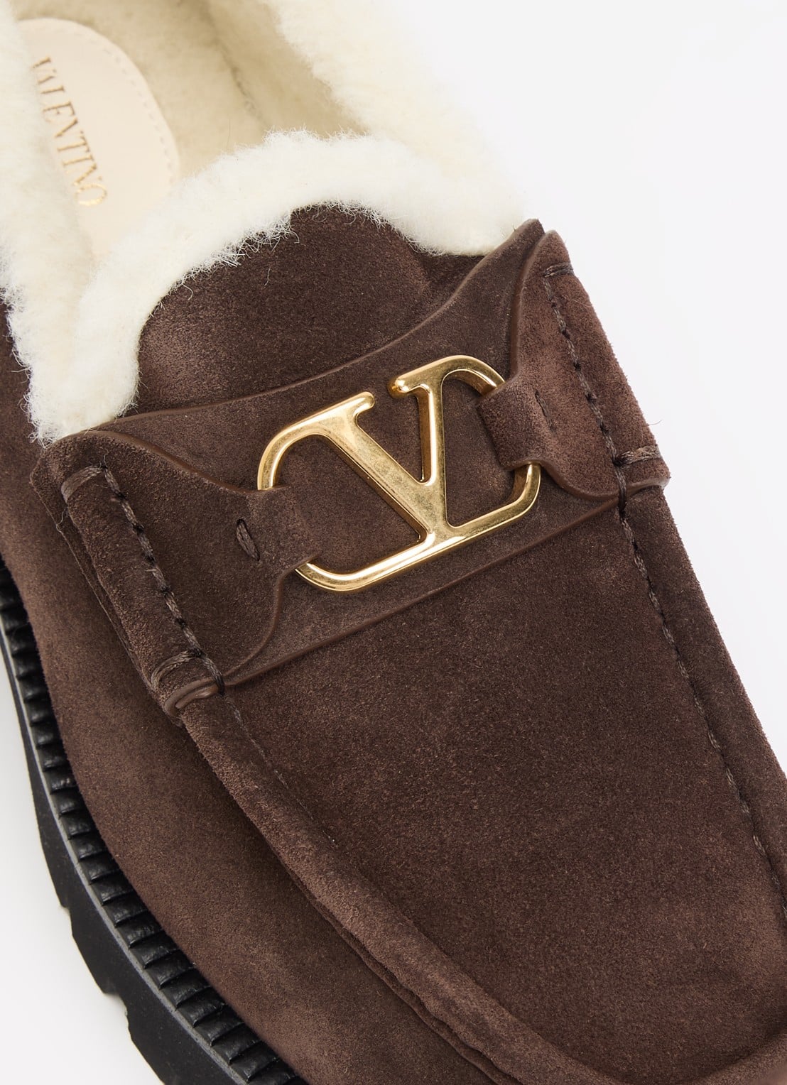Valentino Garavani VLogo loafer van suède met schapenvacht - detail 5 donkerbruin