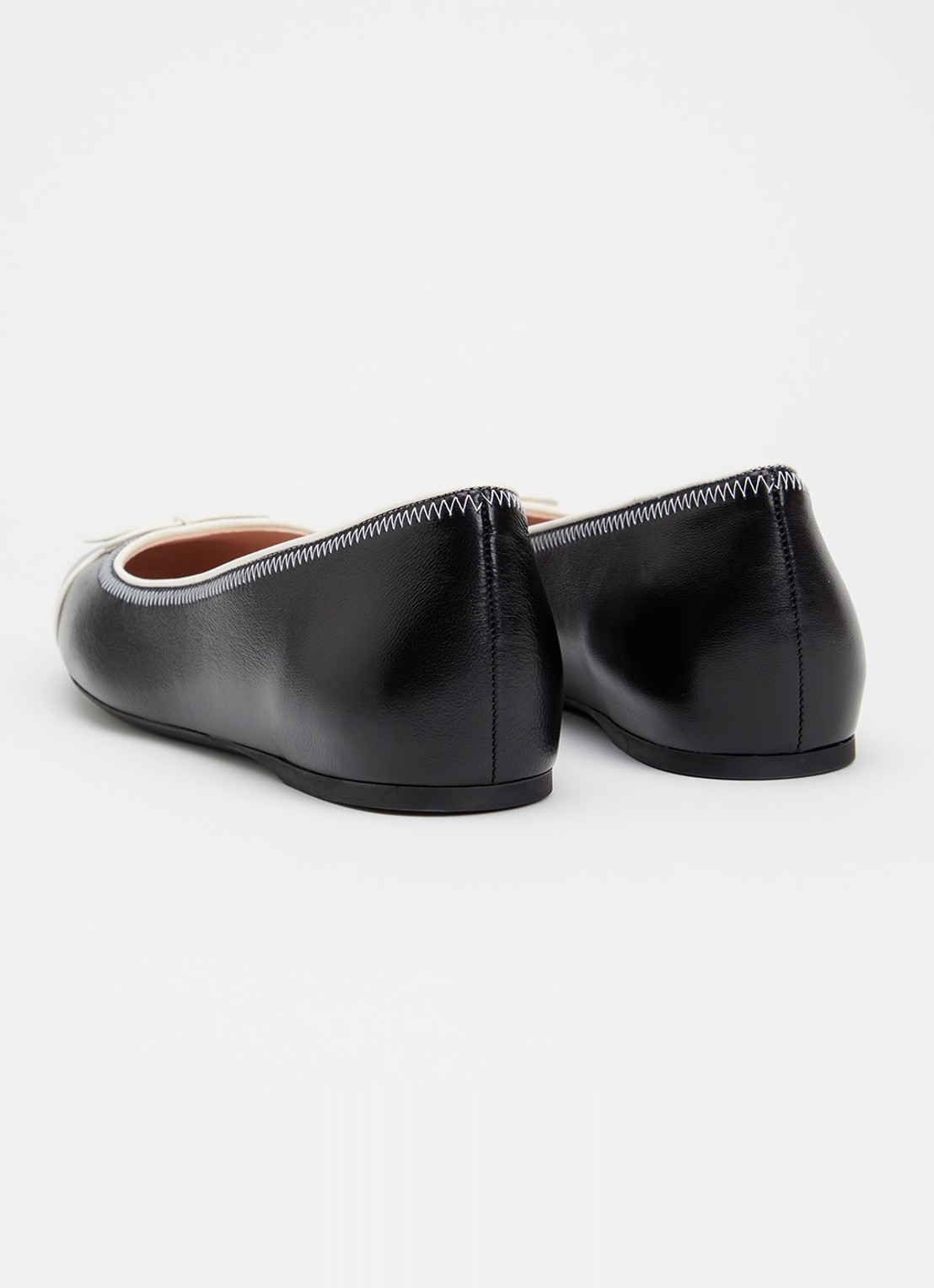 Valentino Garavani VLogo Signature ballerina van kalfsleer met strikdetail - achterkant 6 zwart