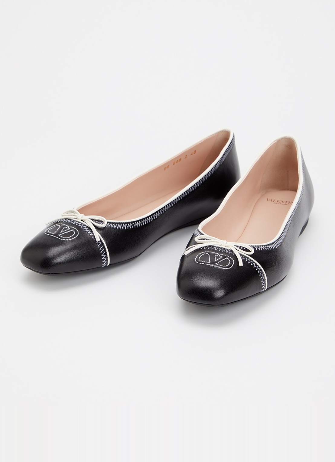 Valentino Garavani VLogo Signature ballerina van kalfsleer met strikdetail - detail 2 zwart