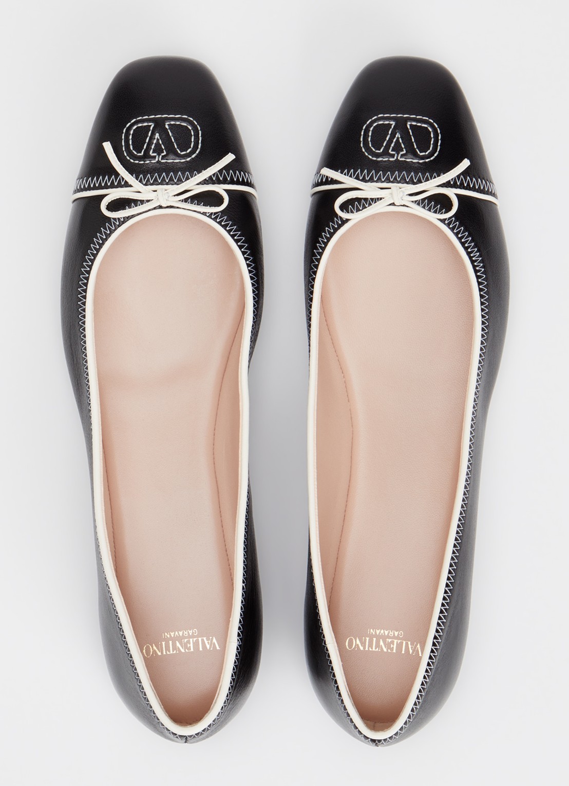 Valentino Garavani VLogo Signature ballerina van kalfsleer met strikdetail - detail 3 zwart