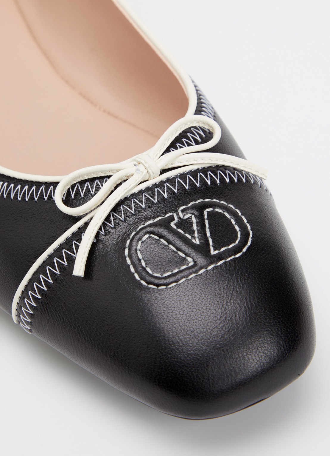 Valentino Garavani VLogo Signature ballerina van kalfsleer met strikdetail - detail 5 zwart