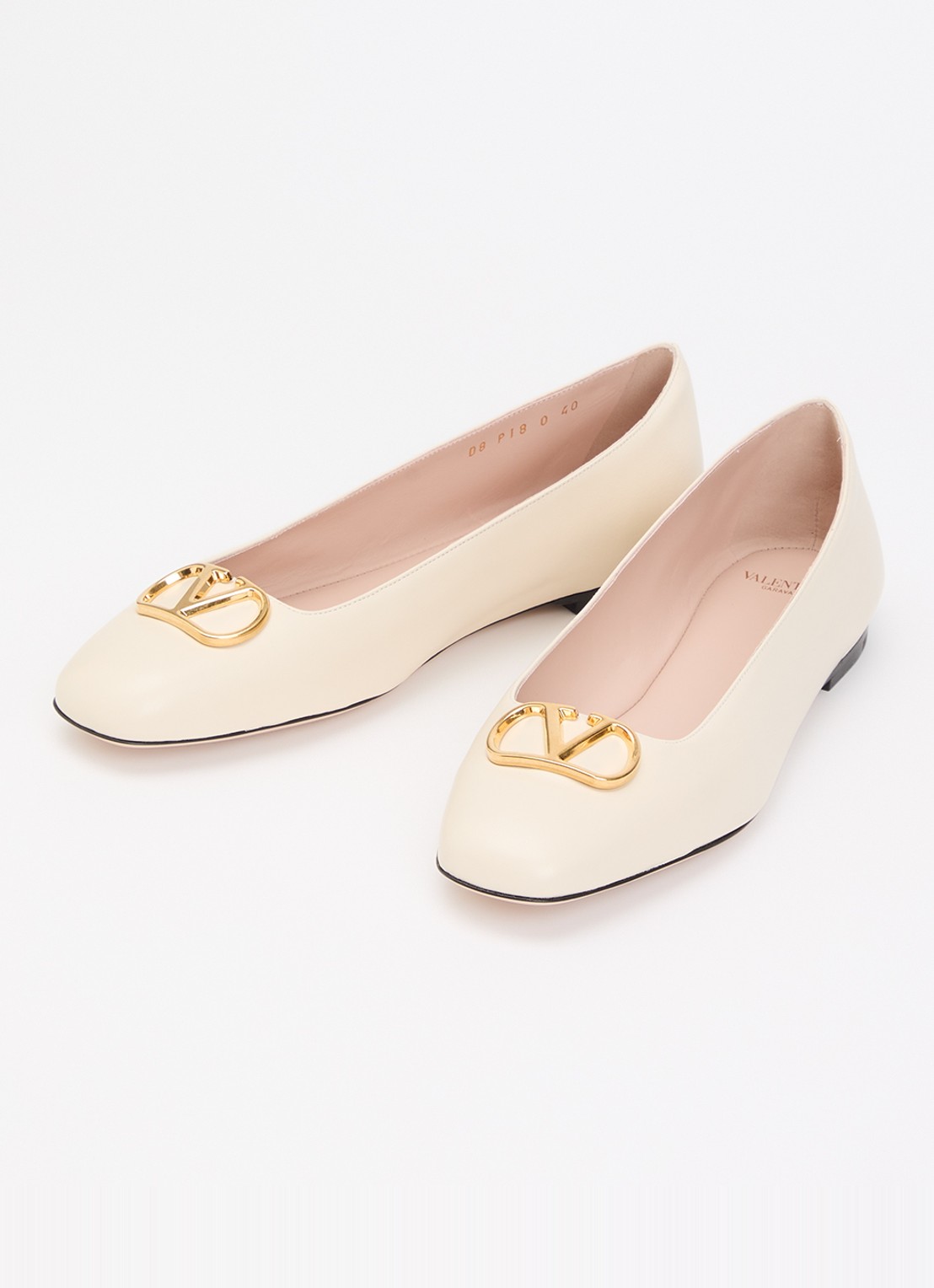 Valentino Garavani VLogo Signature ballerina van leer - detail creme