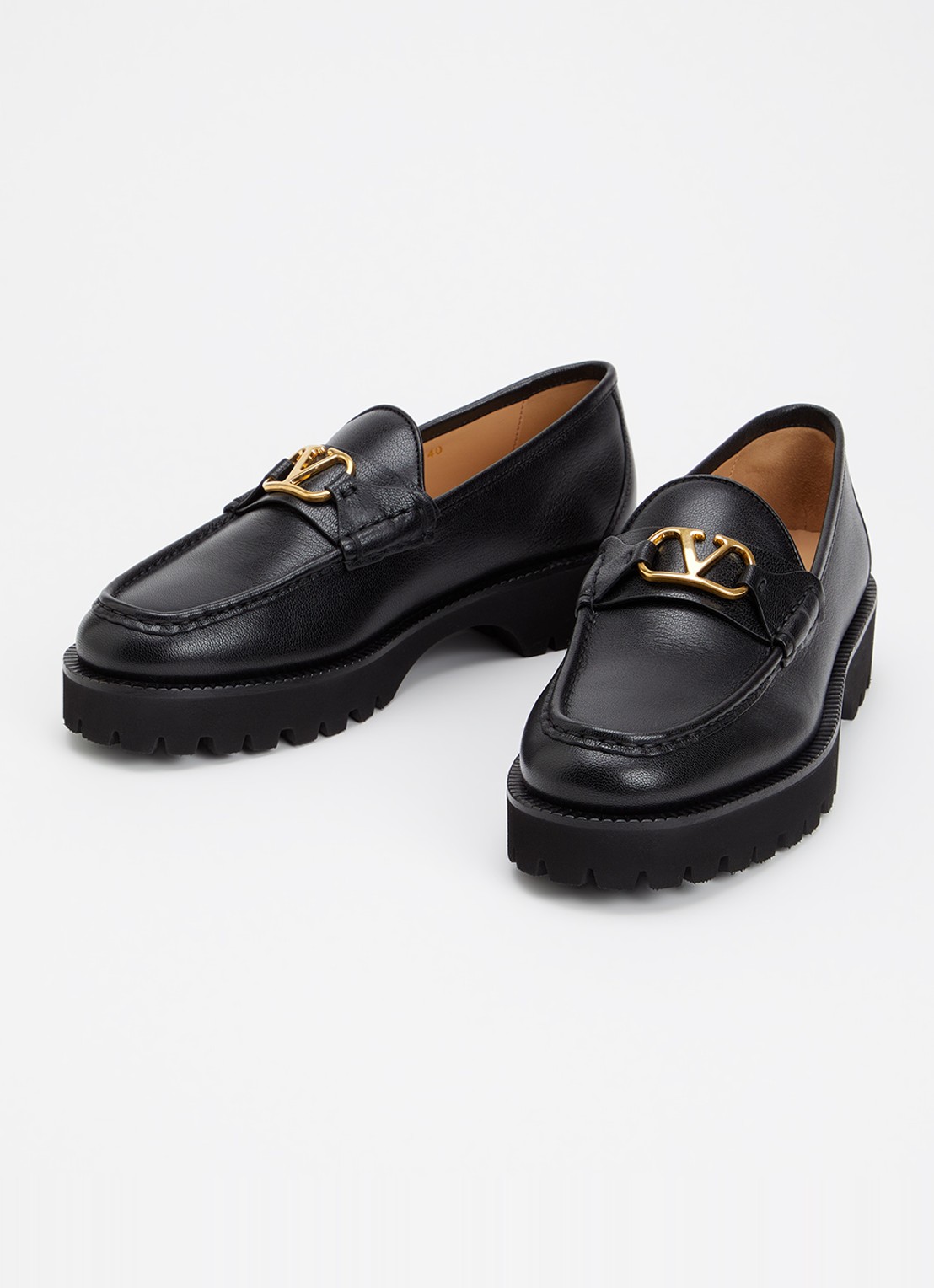 Valentino Garavani VLogo Signature Buffalo loafer van leer - detail zwart