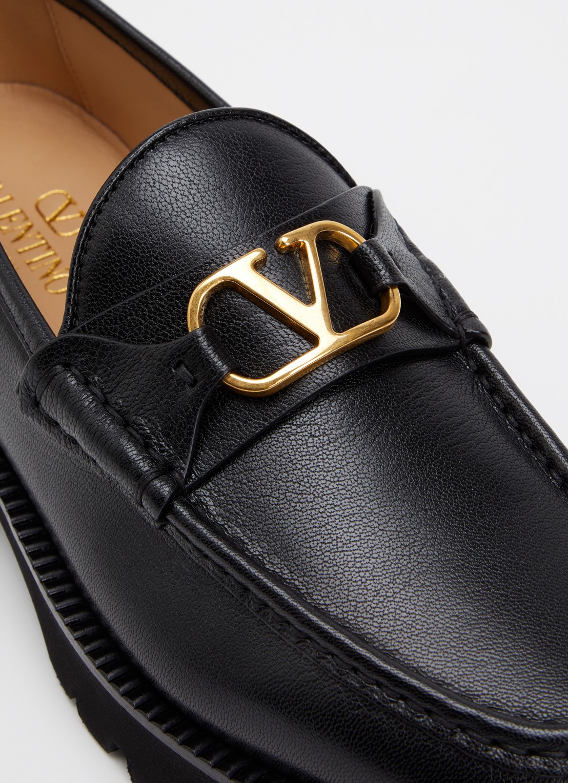 Valentino Garavani VLogo Signature Buffalo loafer van leer - detail 4 zwart