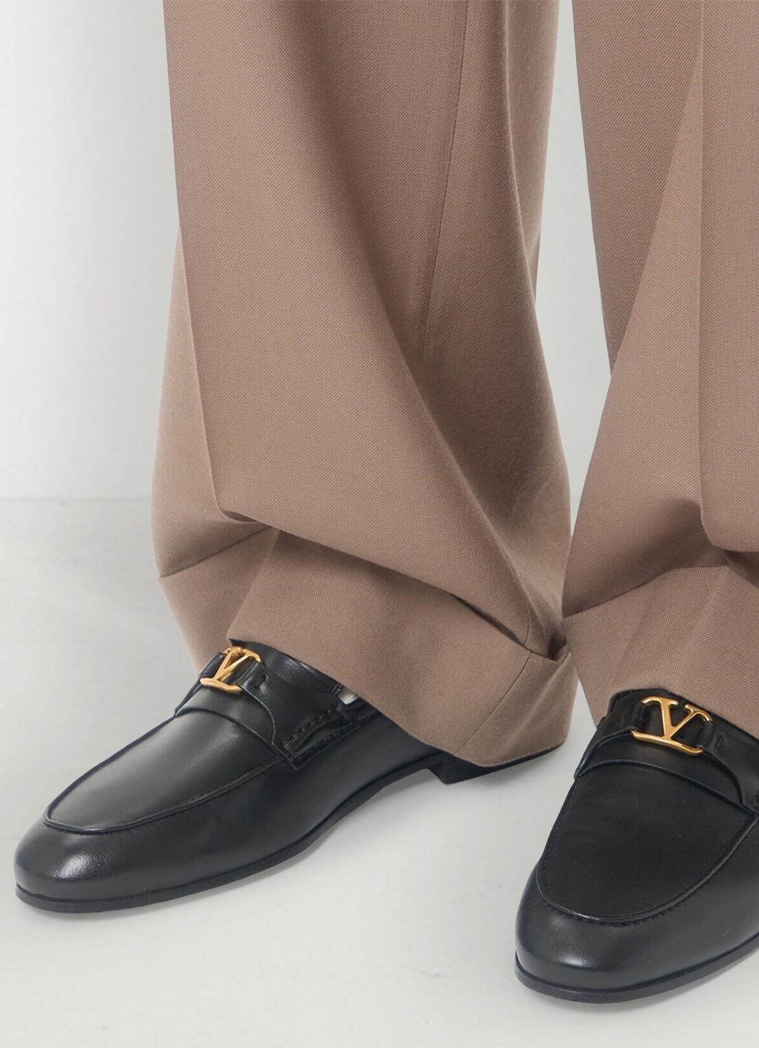 Valentino Garavani VLogo Signature loafer van lamsleer - voorkant 7 zwart