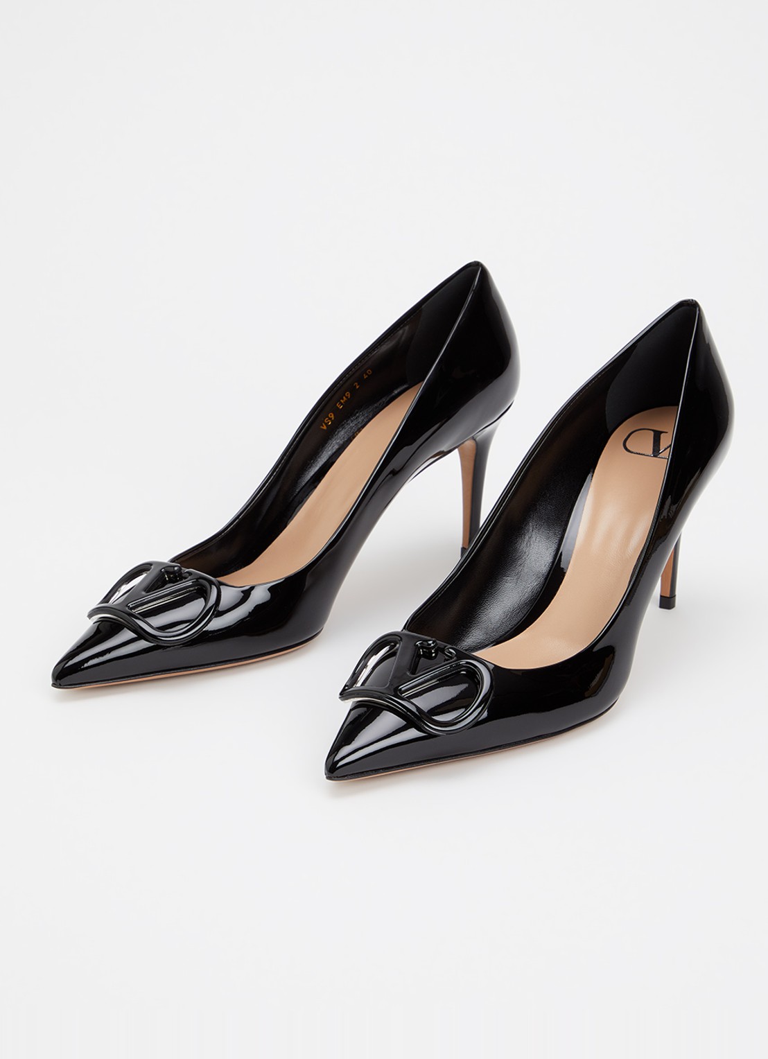 Valentino Garavani VLogo Signature pump van lakleer - detail 2 zwart