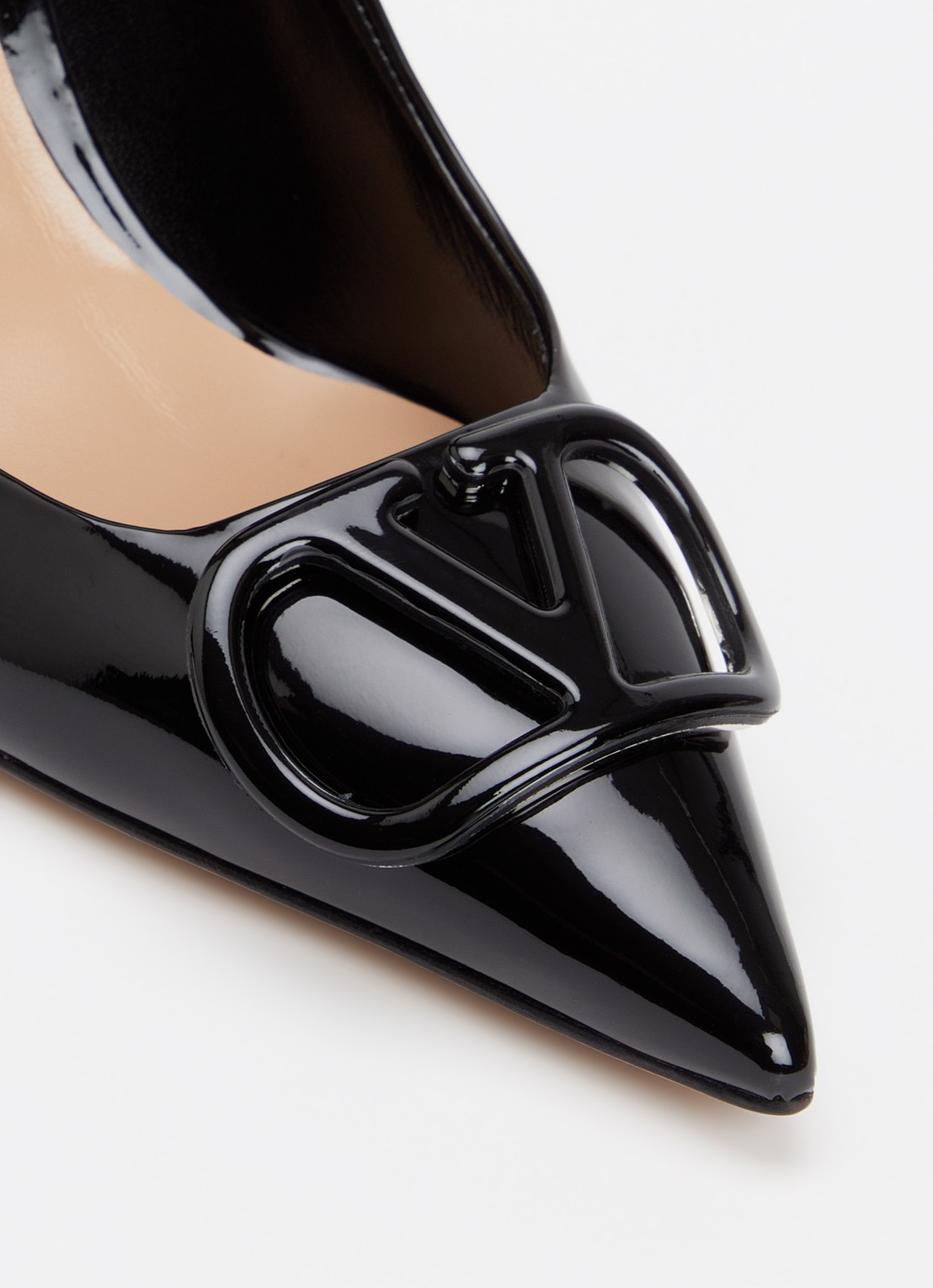 Valentino Garavani VLogo Signature pump van lakleer - detail 5 zwart