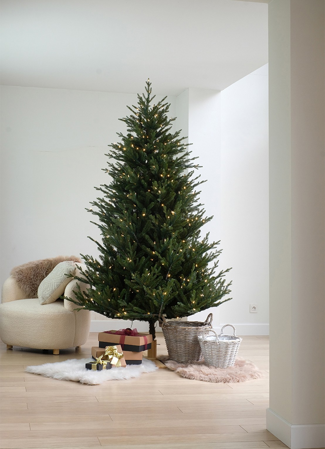 Van Der Gucht Arkansas kunstkerstboom met LED verlichting 183 cm - voorkant 5 donkergroen