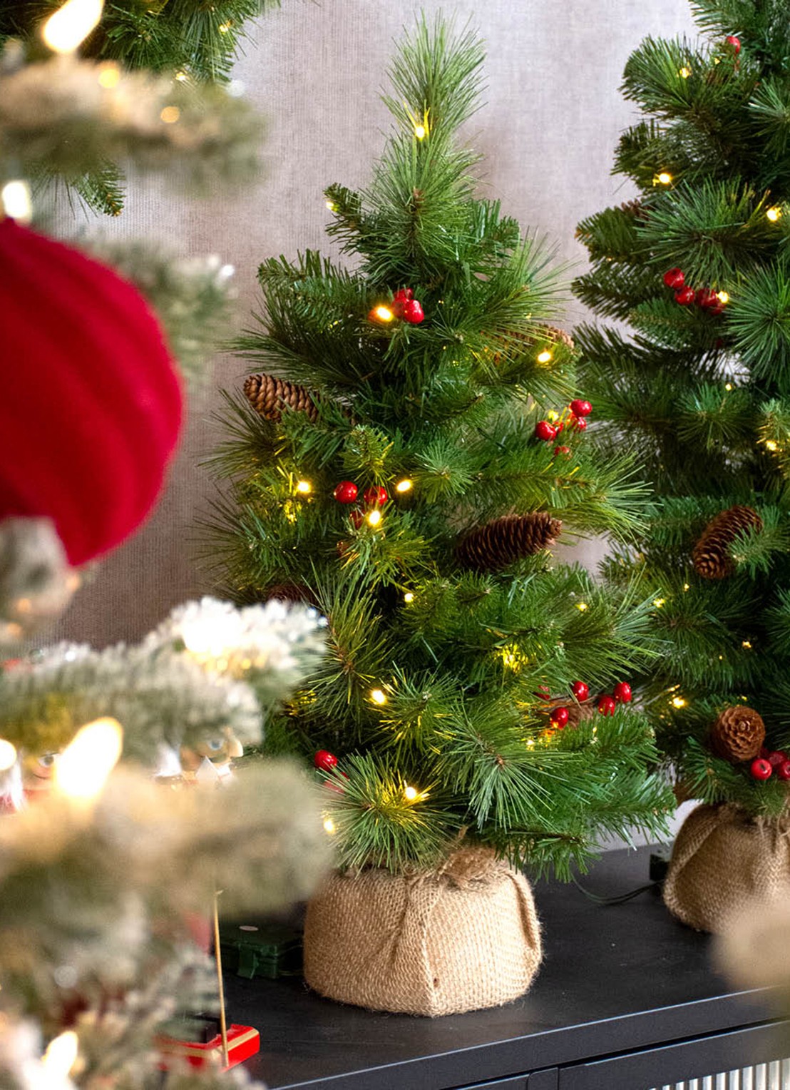 Van Der Gucht Everyday Mini Pine Cone & Berry kunstkerstboom met LED verlichting 46 cm - achterkant 2 donkergroen