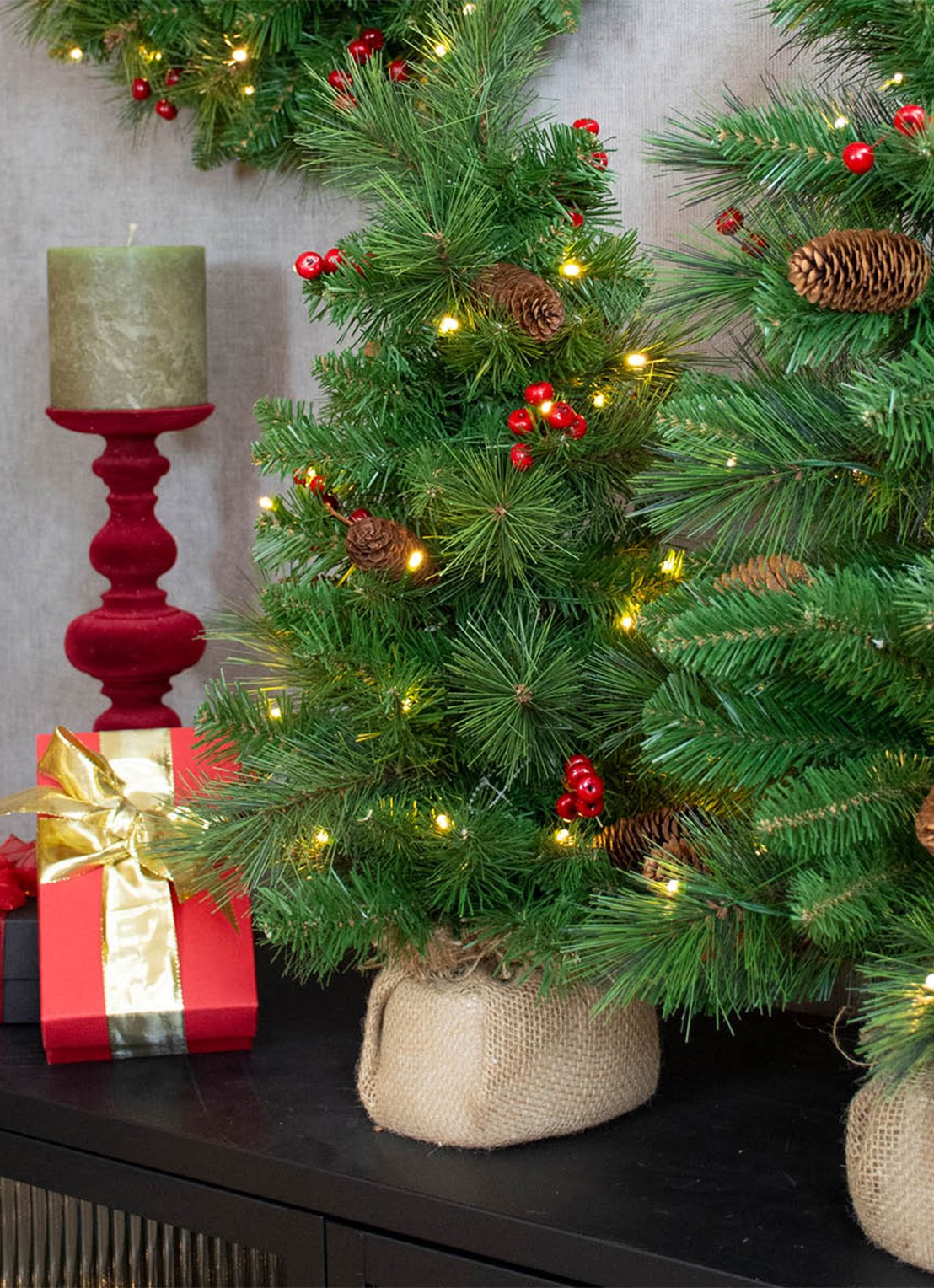 Van Der Gucht Everyday Miniature Pine Cone & Berry kunstkerstboom met LED verlichting 61 cm - voorkant 4 groen
